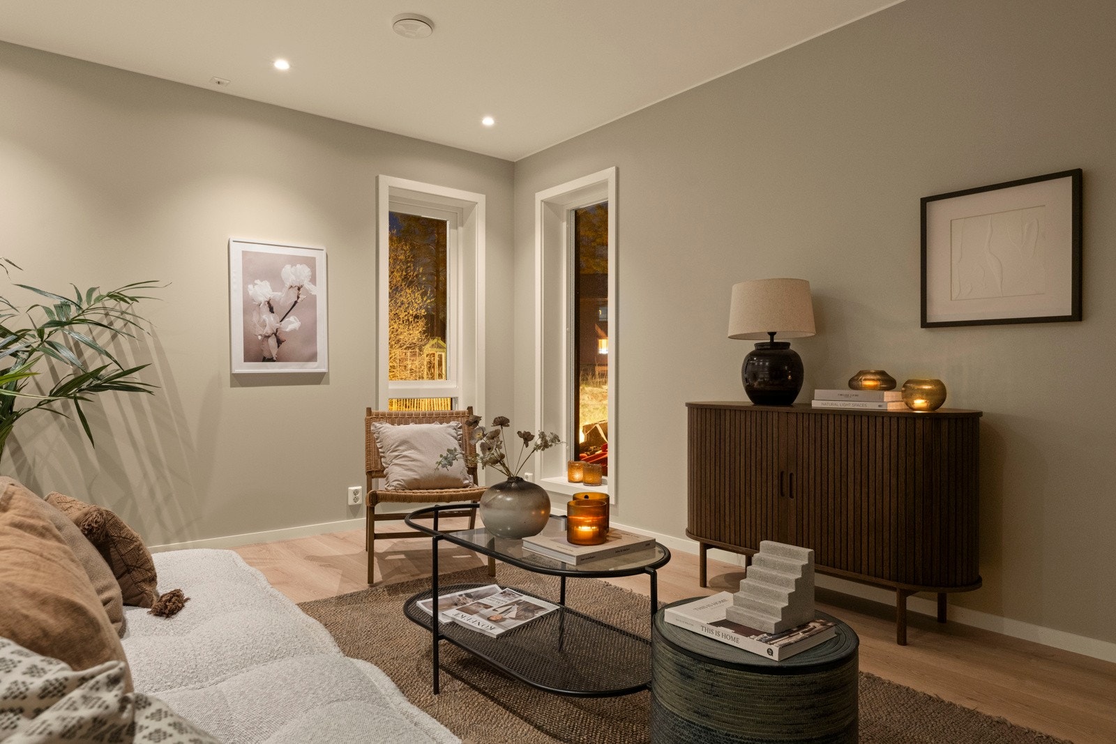 Boligen går over to etasjer og består av romslig entré med videre adkomst til boligens første bad, stue/kjøkken med utgang til uteplass. Galleribilde