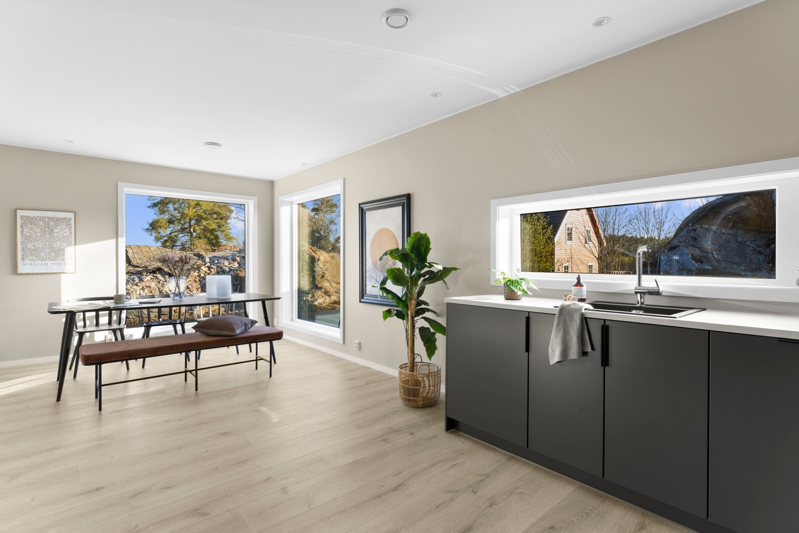 Benkeplaten har nedfelt oppvaskkum og et høyt blandebatteri. Av integrerte hvitevarer følger komfyr, platetopp med avtrekksvifte, oppvaskmaskin og kombiskap kjøl og frys. Galleribilde