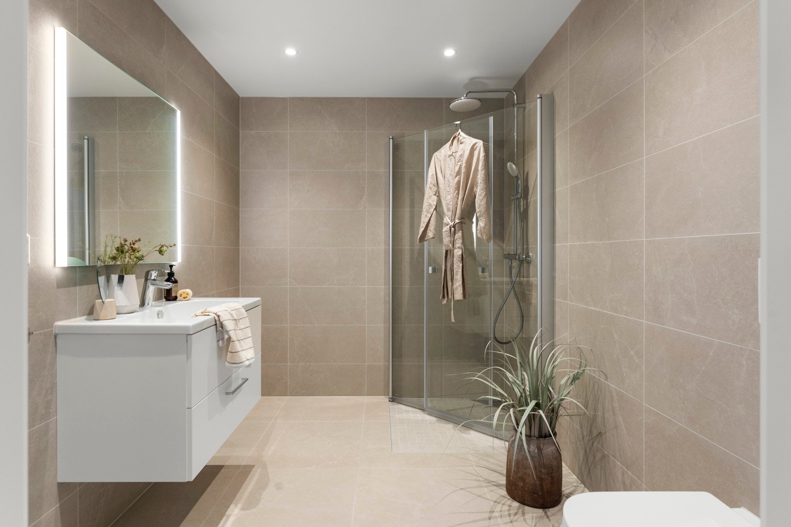 Det er på begge badene mosaikkfliser i dusjssone, behagelig gulvvarme og downlight-belysning i himling. Galleribilde