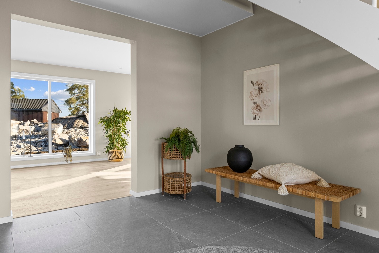 Alle veggoverflater er slette og listefrie. Entreen og hallen har videre adkomst til bad, vaskerom og stue/kjøkken i åpen løsning. Galleribilde