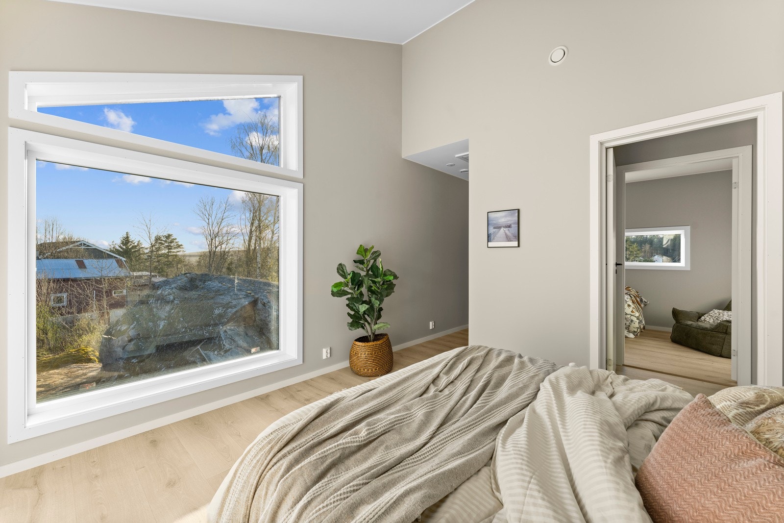 Rommene er malt i behagelige og moderne farger. Det er god plass for seng og tilhørende møblement i alle rom, samt garderobeskap og oppbevaringsløsninger av klær og utstyr. Galleribilde