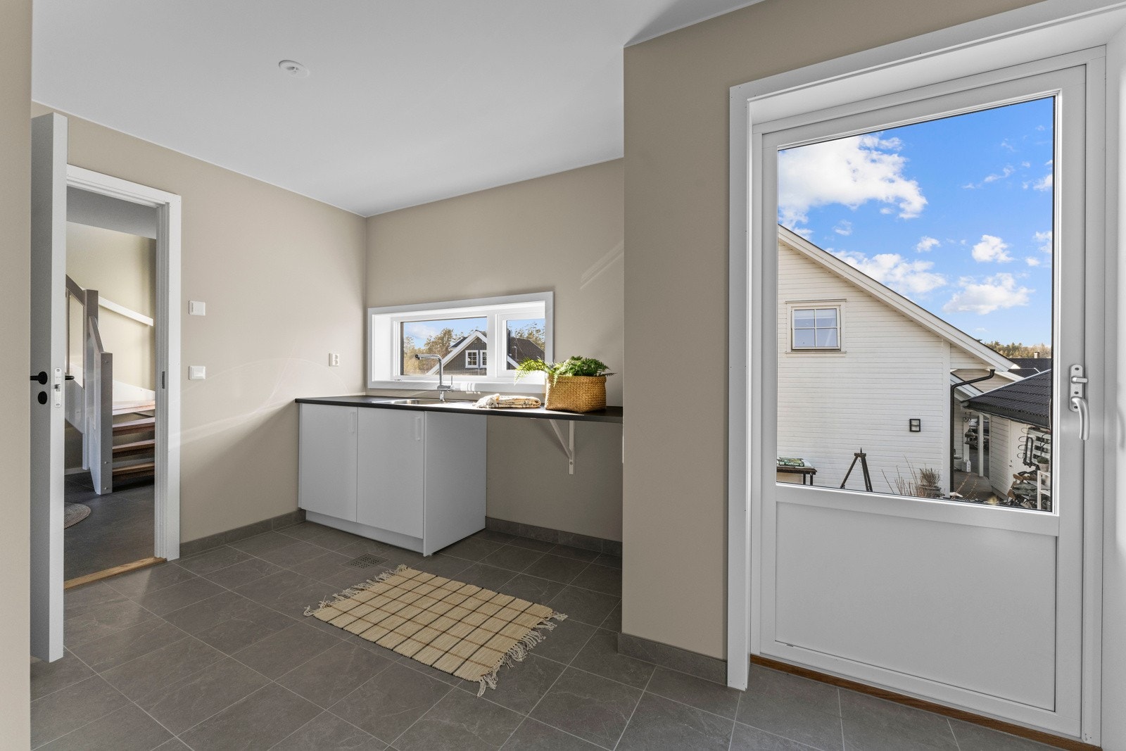 Her er det rikelig med plass for oppbevaringsmøbler og diverse innredning for vaskerom/bod. Gulvene er flislagte med grå 30x30 fliser og varmekabler. Galleribilde