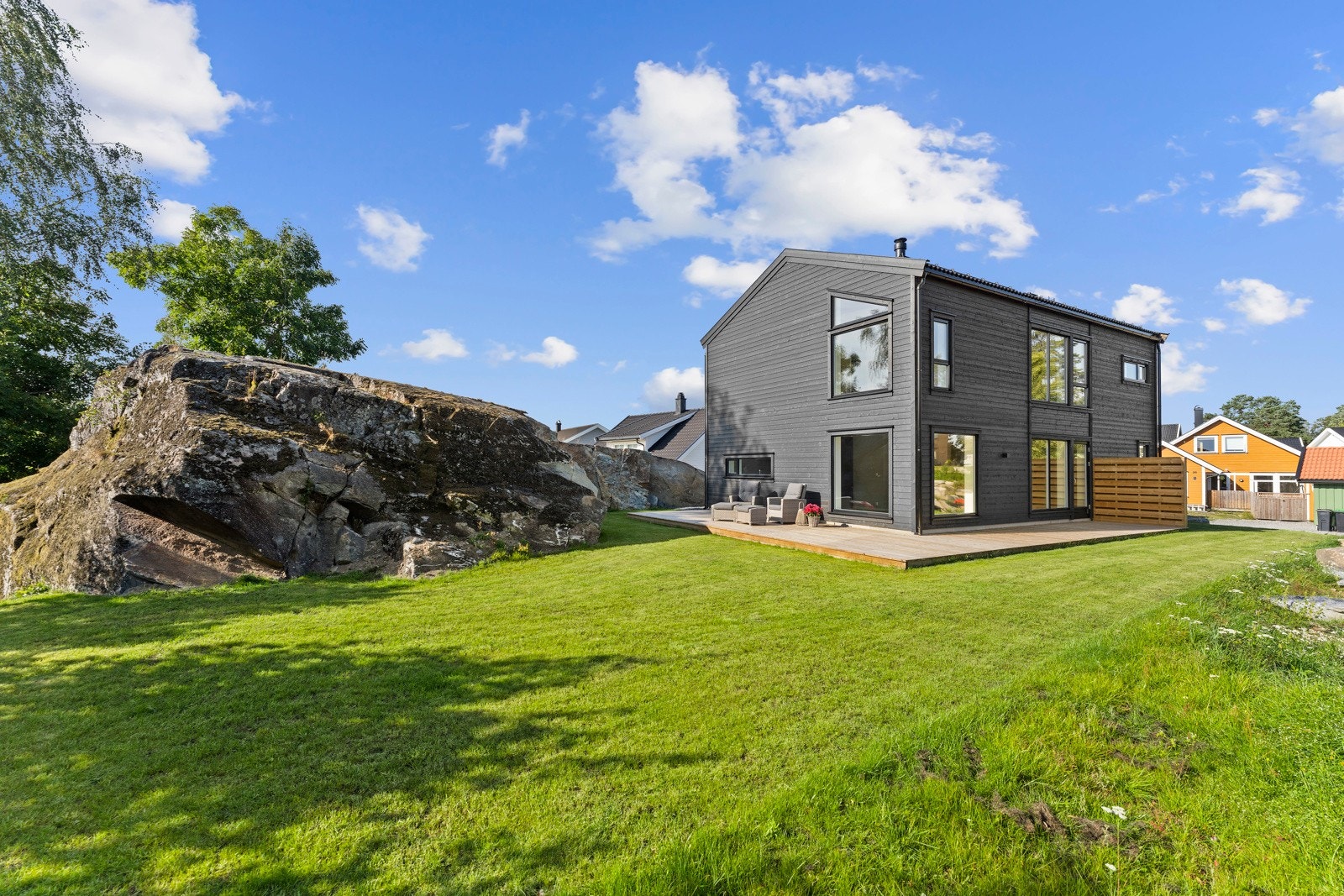 Solrik hage mot sør - perfekt for late sommerdager, hagekaffe og avslapping i grønne omgivelser. God plass til utemøbler, beplantning og sosiale sammenkomster i lune og solrike omgivelser. Galleribilde