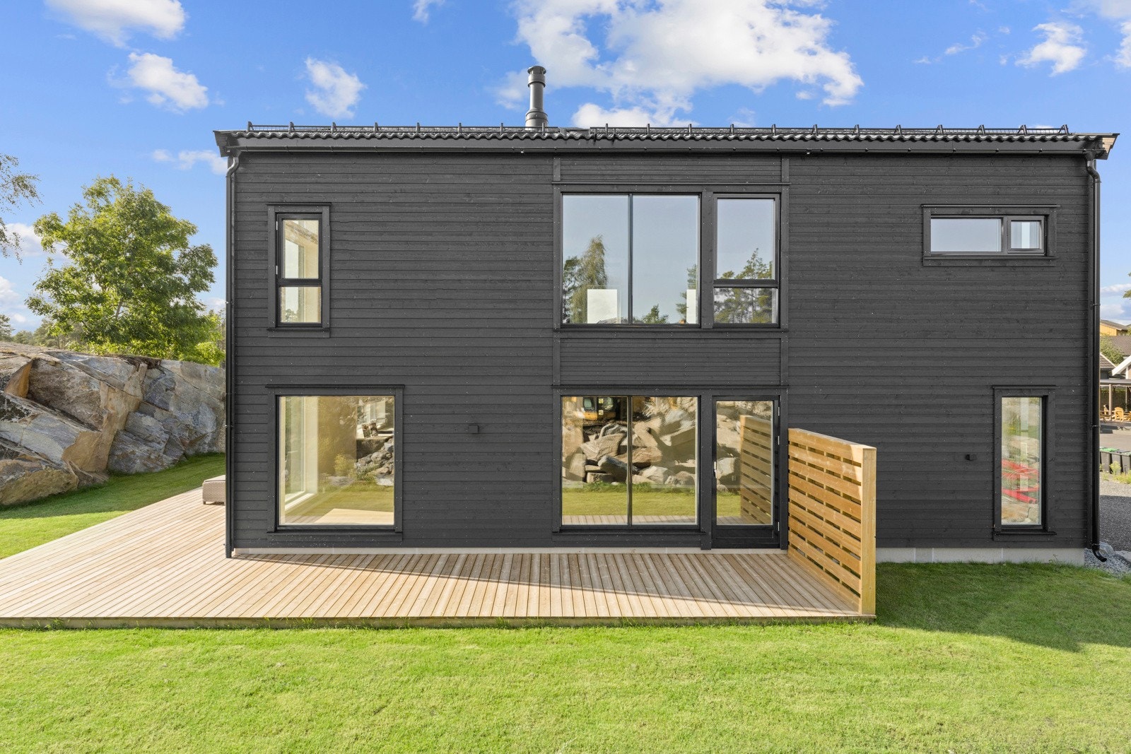 Stilfull og innflyttingsklar enebolig over to plan, skreddersydd for moderne familieliv. Galleribilde