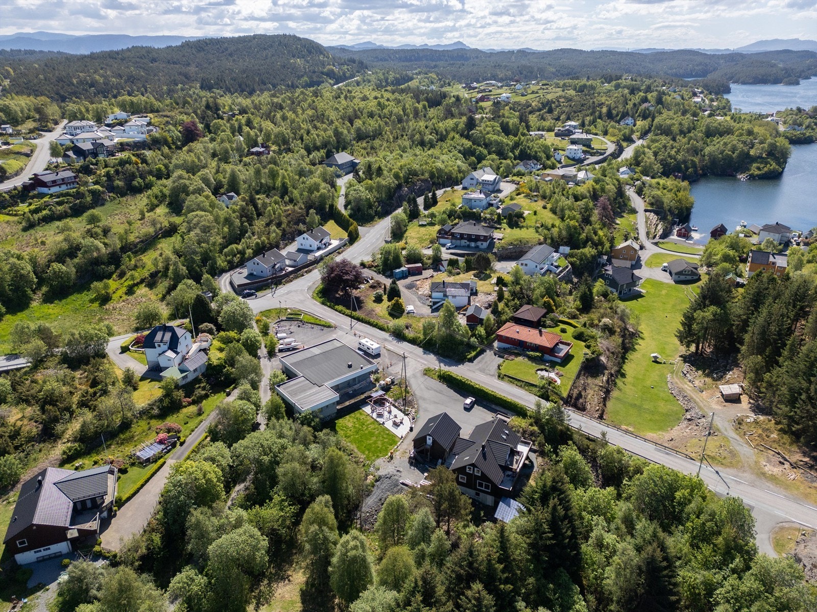 Eiertomt på 1967 kvm. Det er foretatt en tilstandsrapport på næringsbygget slik det foreligger i dag, denne er datert 22.05.2025 og utført av Jarle Johan Larsen og er vedlagt i salgsoppgave. Galleribilde