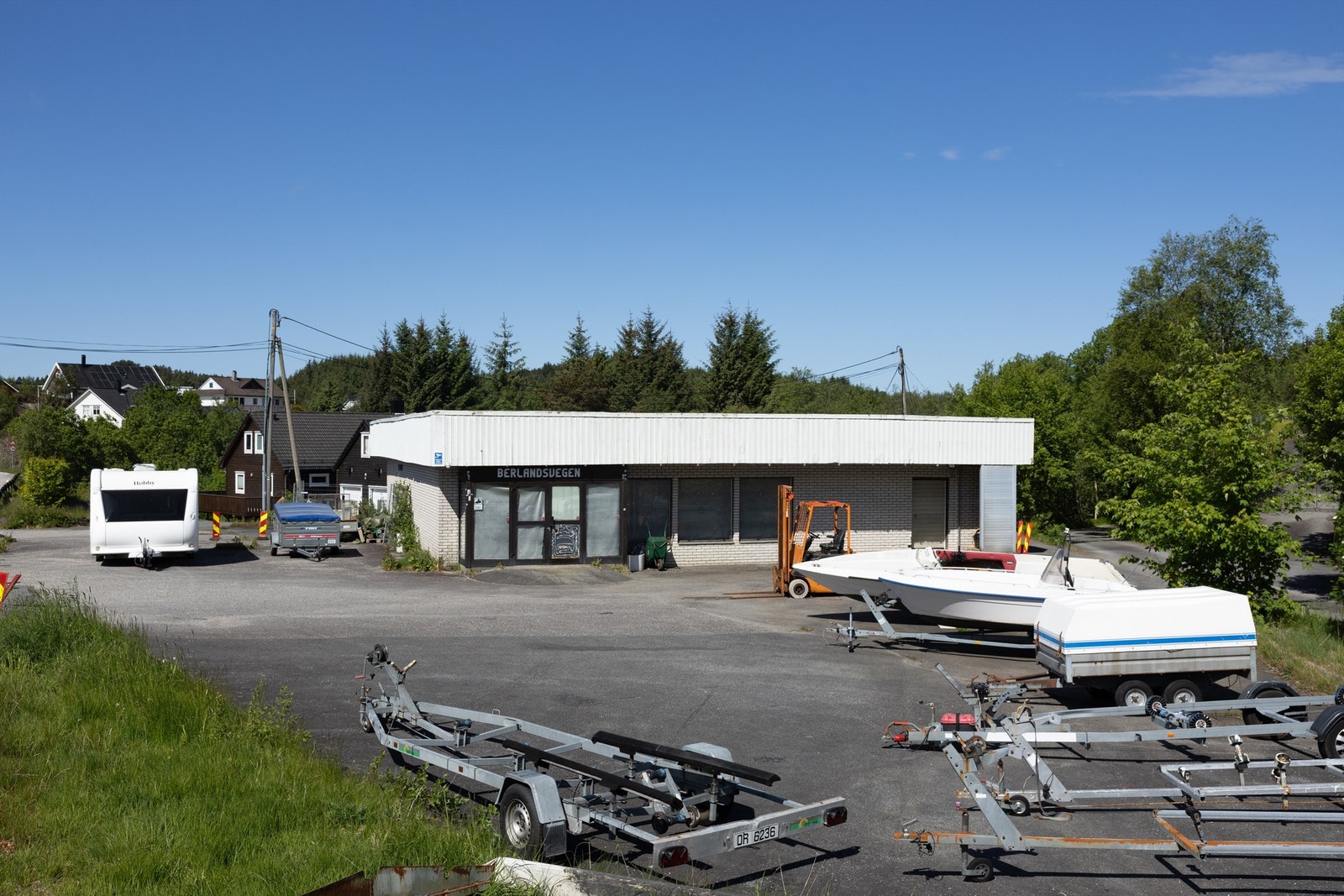 Eiendommen består i dag av et næringsbygg over en etasje med tilhørende stor parkering. Samlet areal her er 336 m² BRA-I. Det foreligger imidlertid rammetillatelse datert 27.05.2024, til riving av eksisterende bygg og oppføring av nytt bygg, 4-mannsbolig Galleribilde