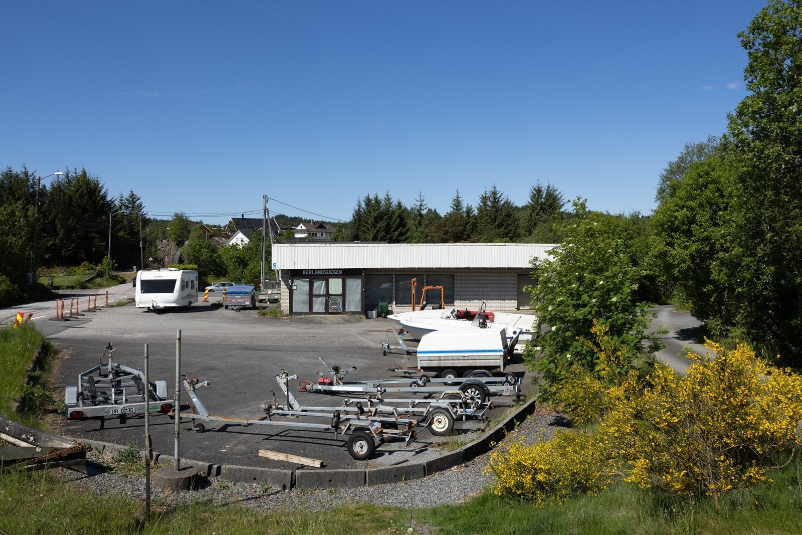 Eiendommen ligger sentralt til på Kjerrgarden. Her er det kort gangavstand til barnehage og barneskole. Kort avstand også til dagligvarebutikk, post i butikk, frisør, legekontor osv. på Fromritoppen handlesenter.
Ellers er område landlig med kort avstand Galleribilde