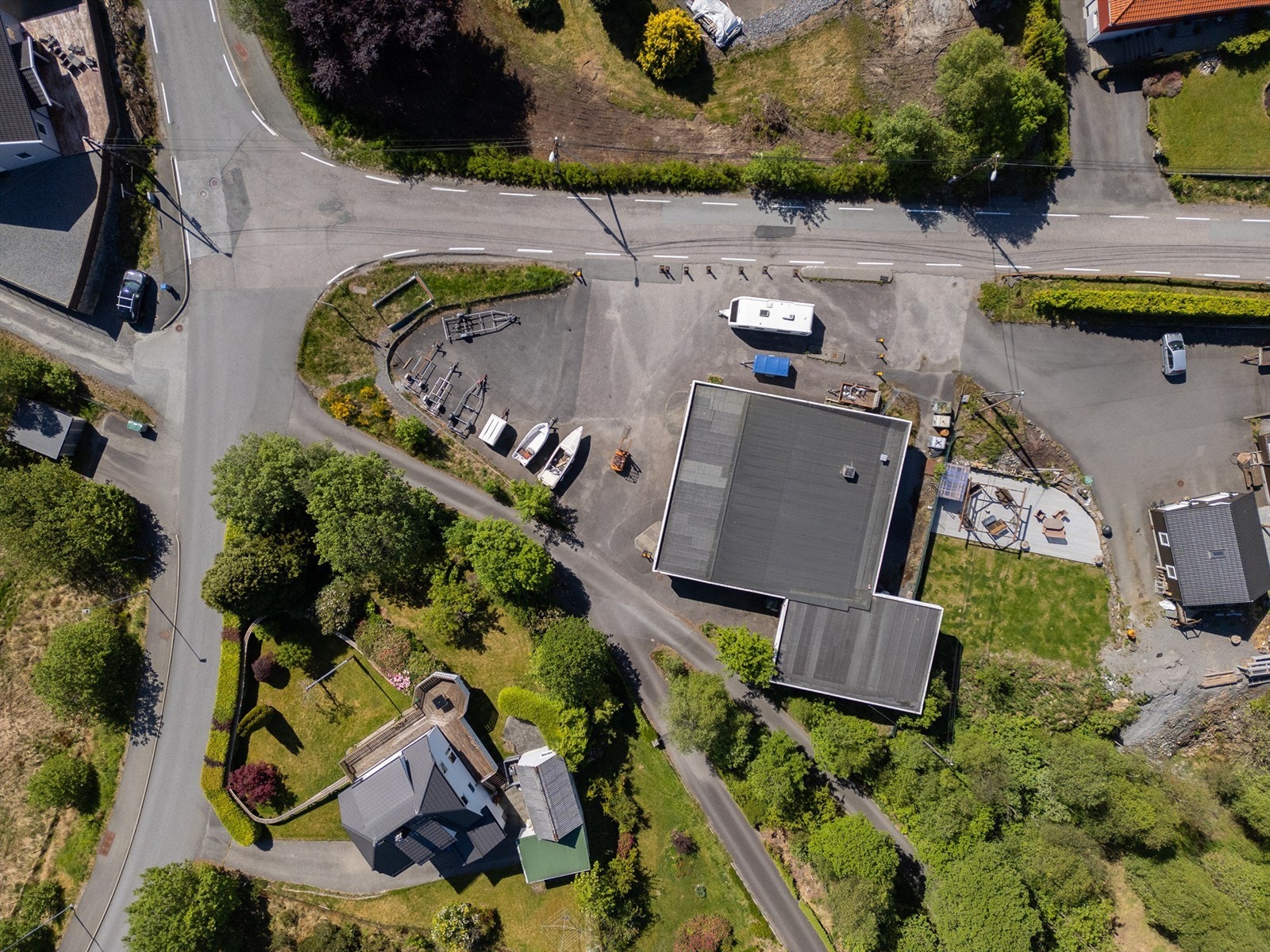 Oversiktsbilde av eiendommen. Meget god biloppstillingsplass. Eiendommen grenser til offentlig vei. Galleribilde