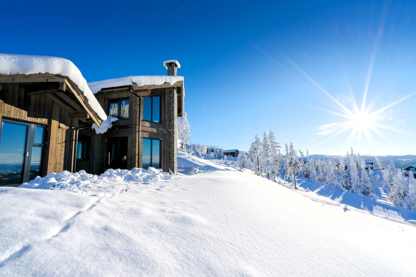 Privatmegleren Aksept v/ Agathe Nässelqvist har gleden av å presentere denne kvalitetshytta på Seterfeltet, øverst i Nesfjellet! Galleribilde