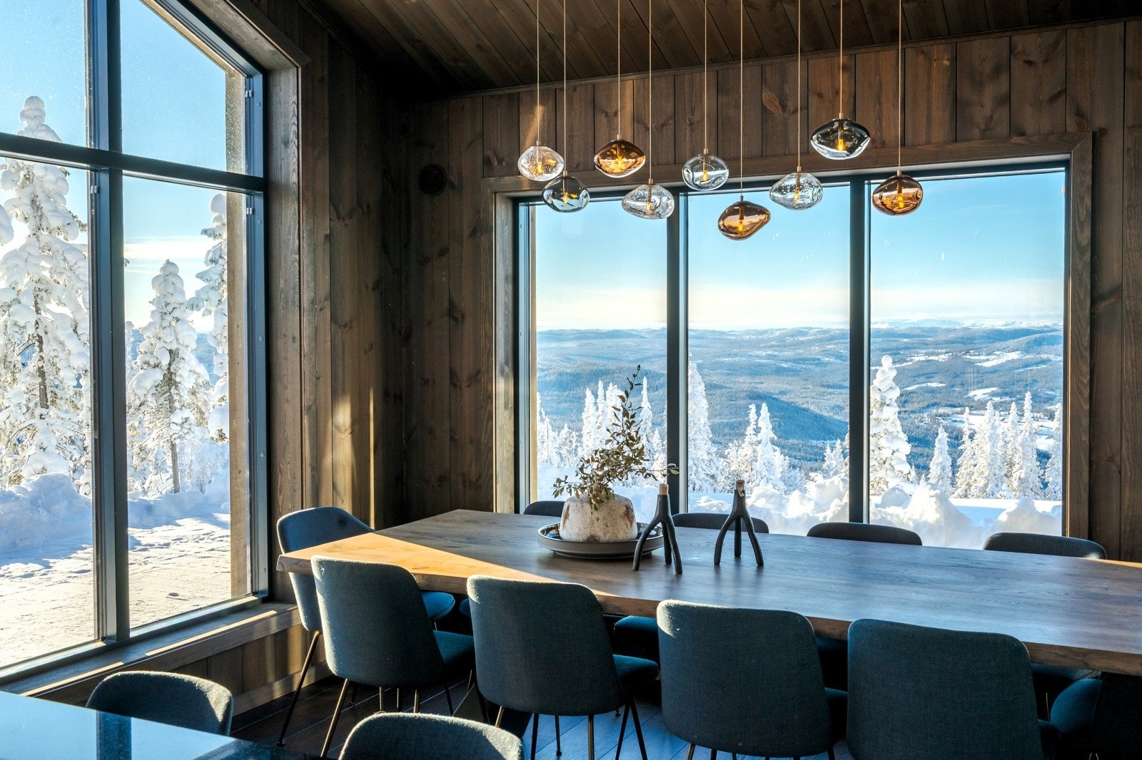 Gjennomført design i hele hytta - og store vindusflater som slipper lys og naturen inn Galleribilde