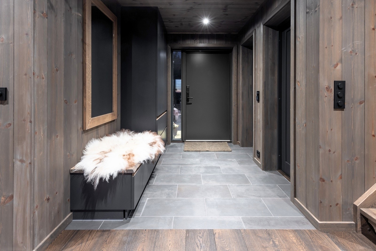 Innbydende entrè med flislagt gulv og plassbygd garderobeskap. Direkte adkomst til garderobe/omkledningsrom samt toalett Galleribilde