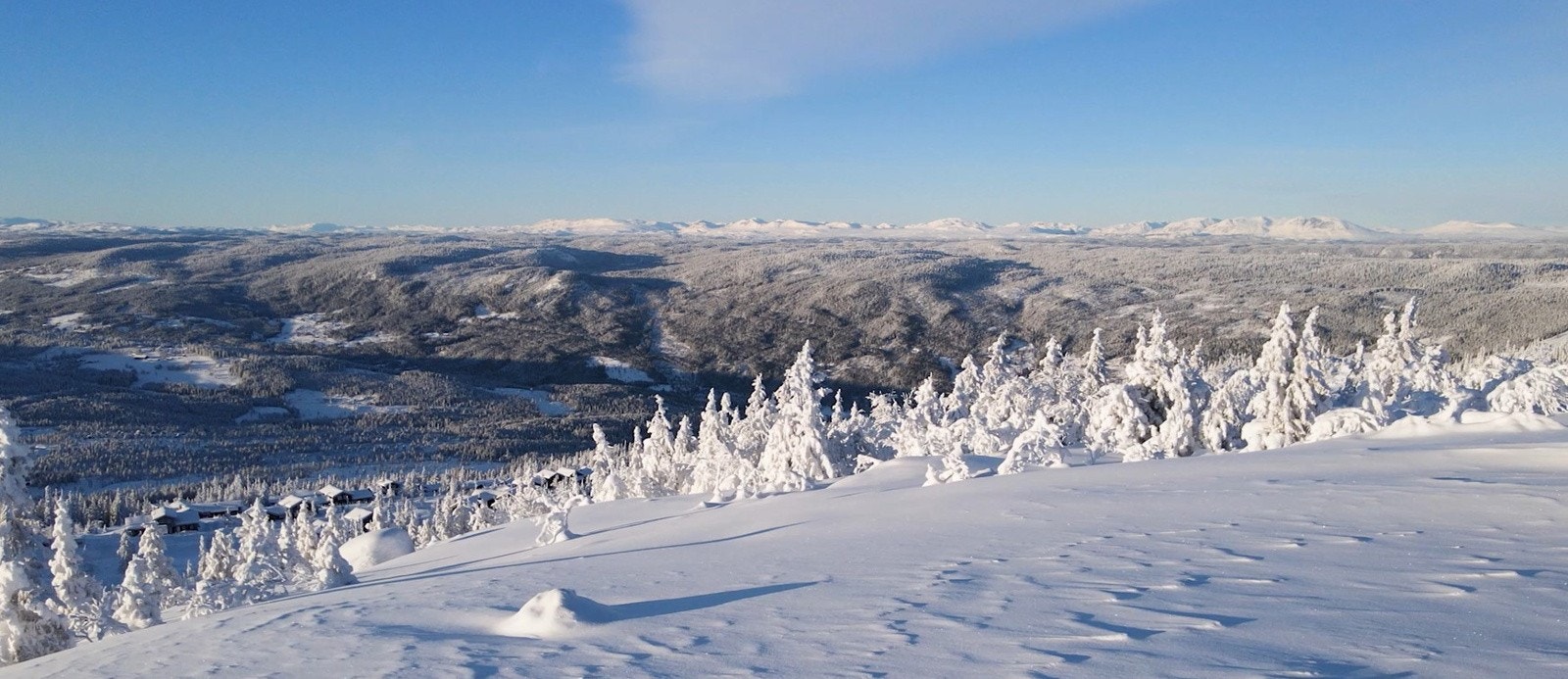Ski inn / ut til Nesfjellet Alpin - den øverste nedfarten går på nedsiden av hytta. I sommerhalvåret blir heisen tilpasset for sykkelnedfarter Galleribilde