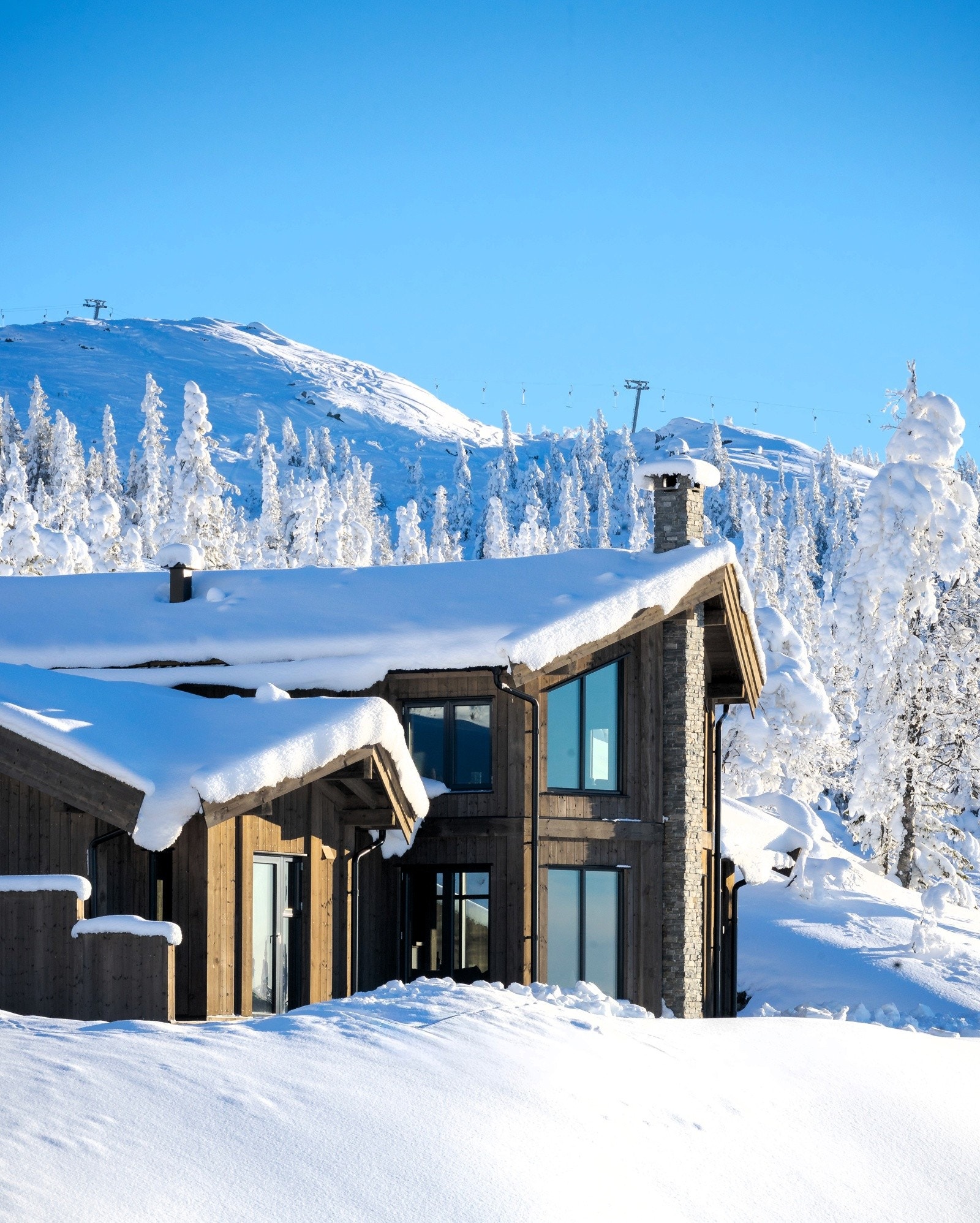 Energieffektiv hytte med massiv byggekonstruksjon og aluminiumskledde vinduer med 3-lags isolerglass Galleribilde