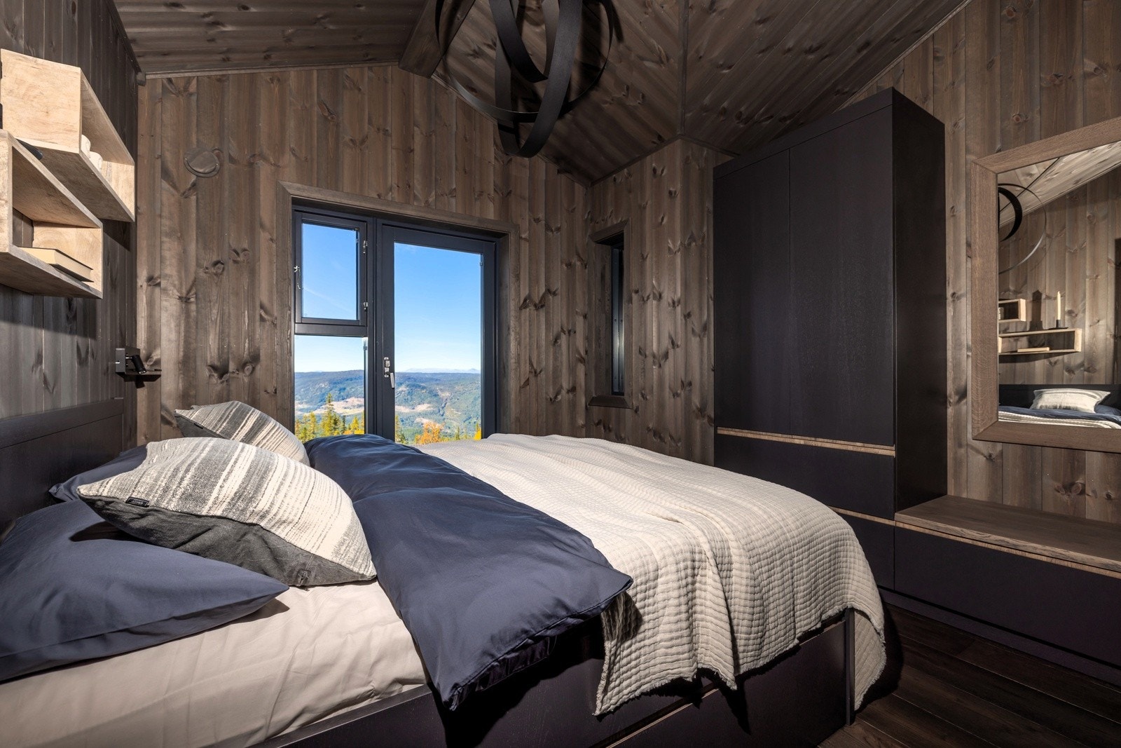 Egen utgang til verandaen med jacuzzi og langstrakt panoramautsikt Galleribilde