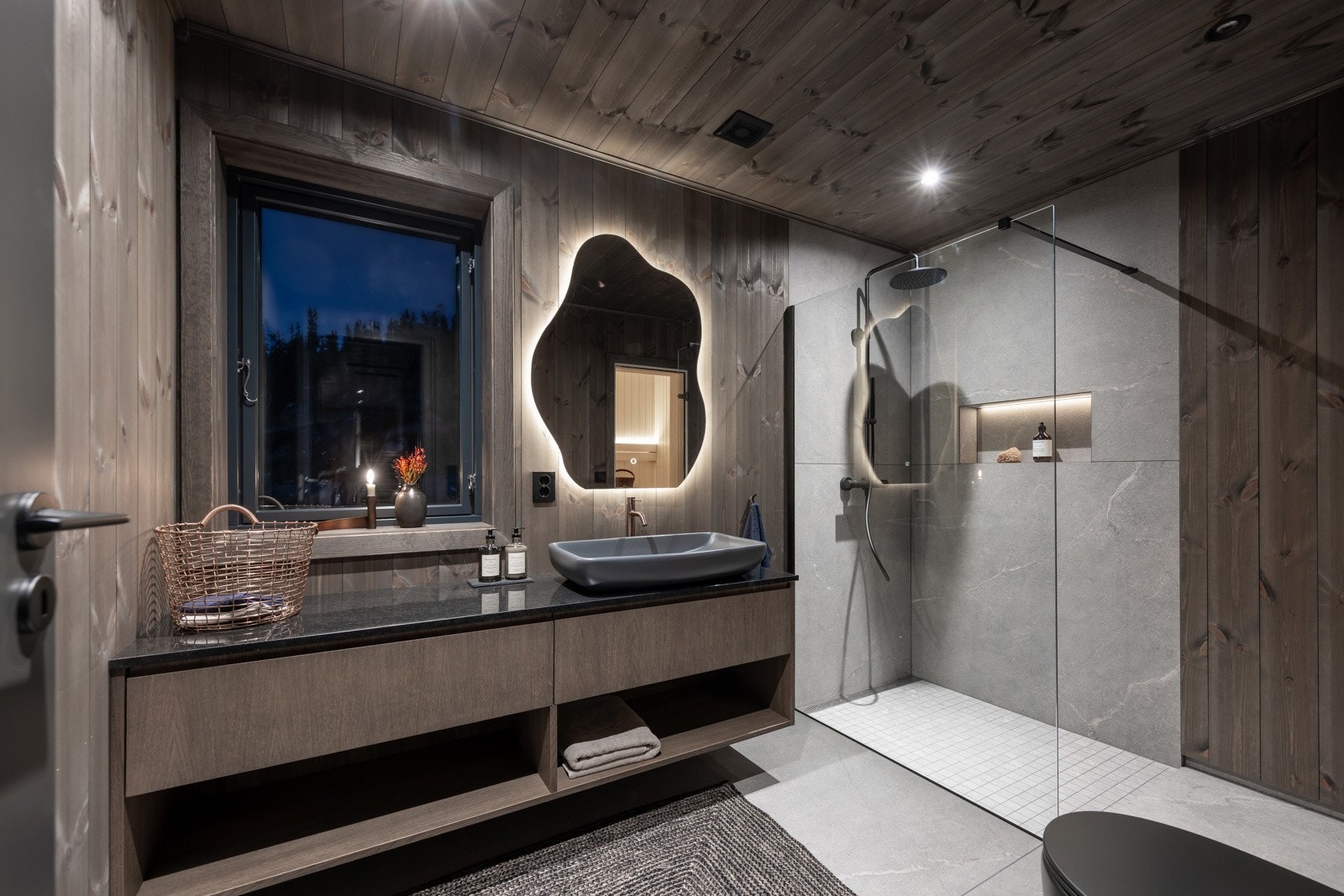 Delikat flislagt baderom med gulvvarme, 120x120cm fliser, heltre baderomsinnredning med stein benkeplate, regnfallsdusj og badstue Galleribilde