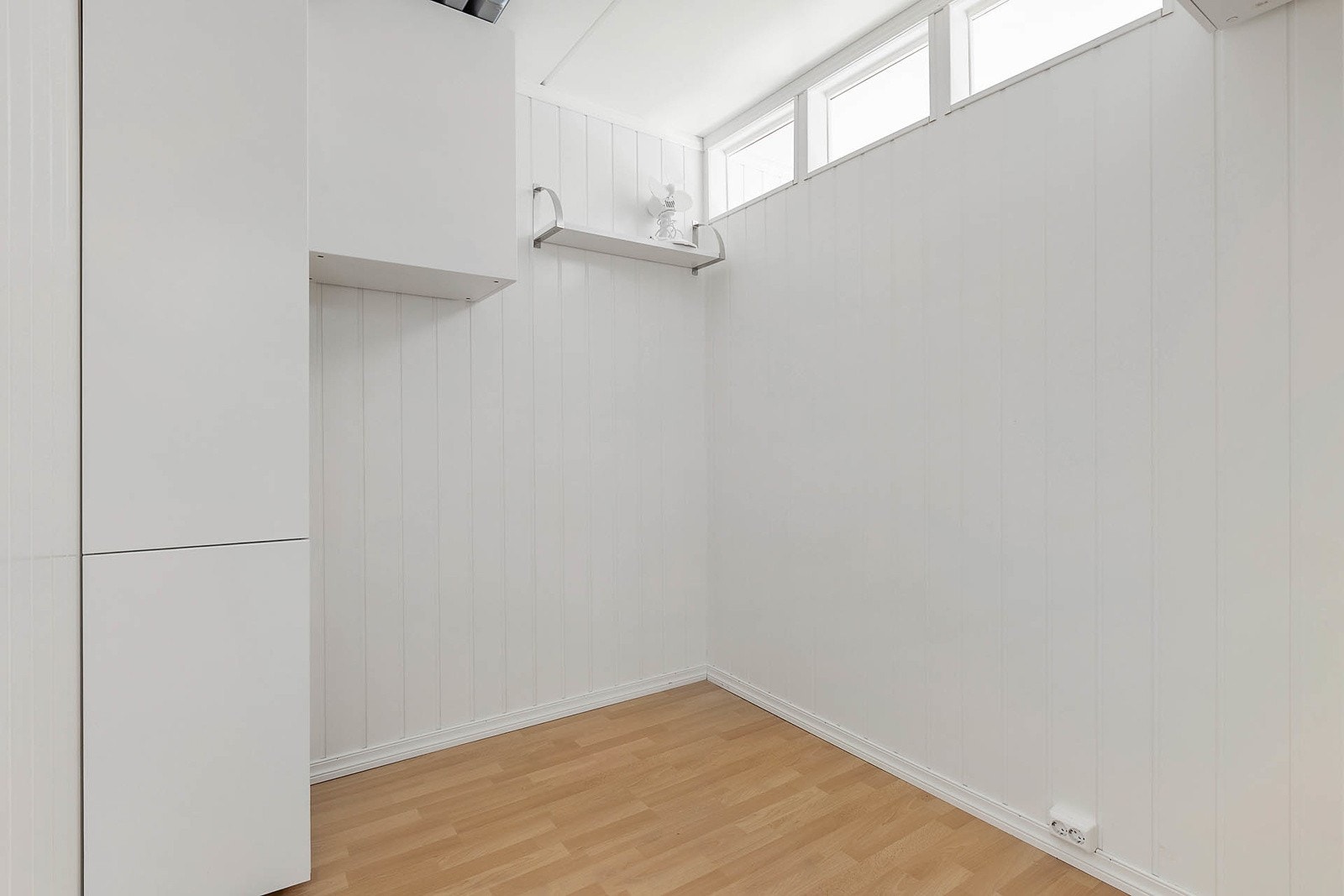 I tillegg til dobbbeltseng er det gode muligheter til garderobeløsninger i alkove. Galleribilde