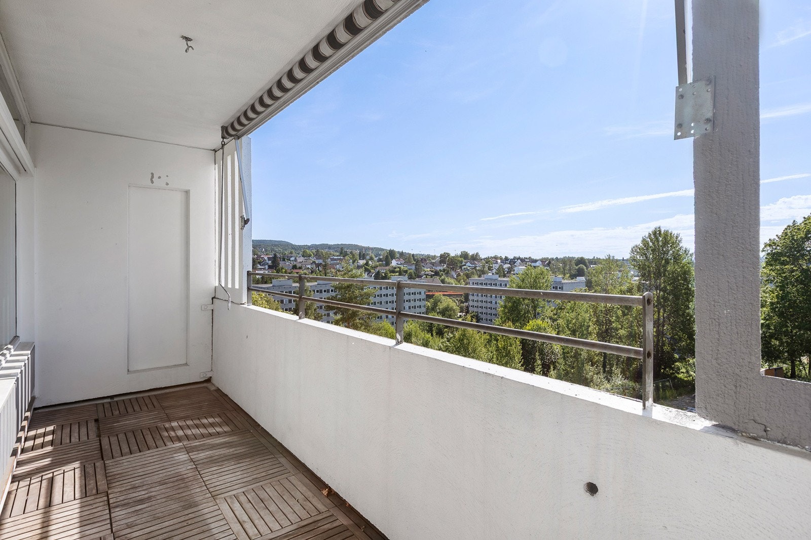 Luftig balkong med flott utsikt og gode solforhold. Foto: Nanna Wolden/Diakrit Galleribilde