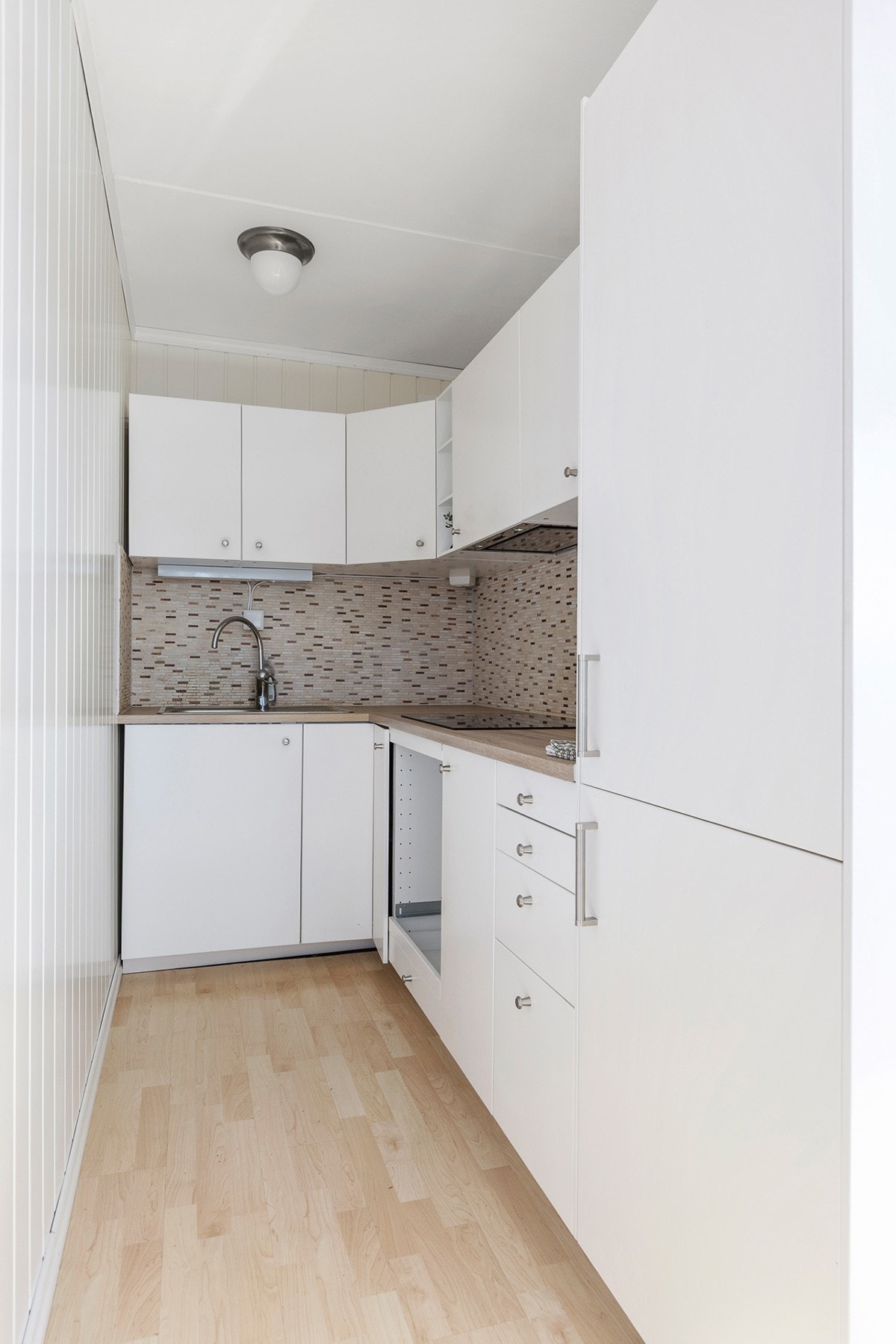 Kjøkkenet har ny platetopp og benkeplate fra 24/25 og ellers er kjøkkeninnredningen fra 2016. Galleribilde