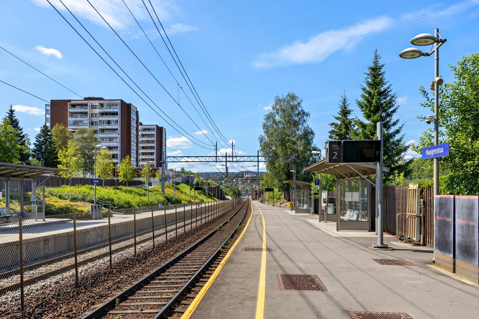 Togstajonen på Haugenstua ligger kun en kort spasertur unna leiligheten. Galleribilde