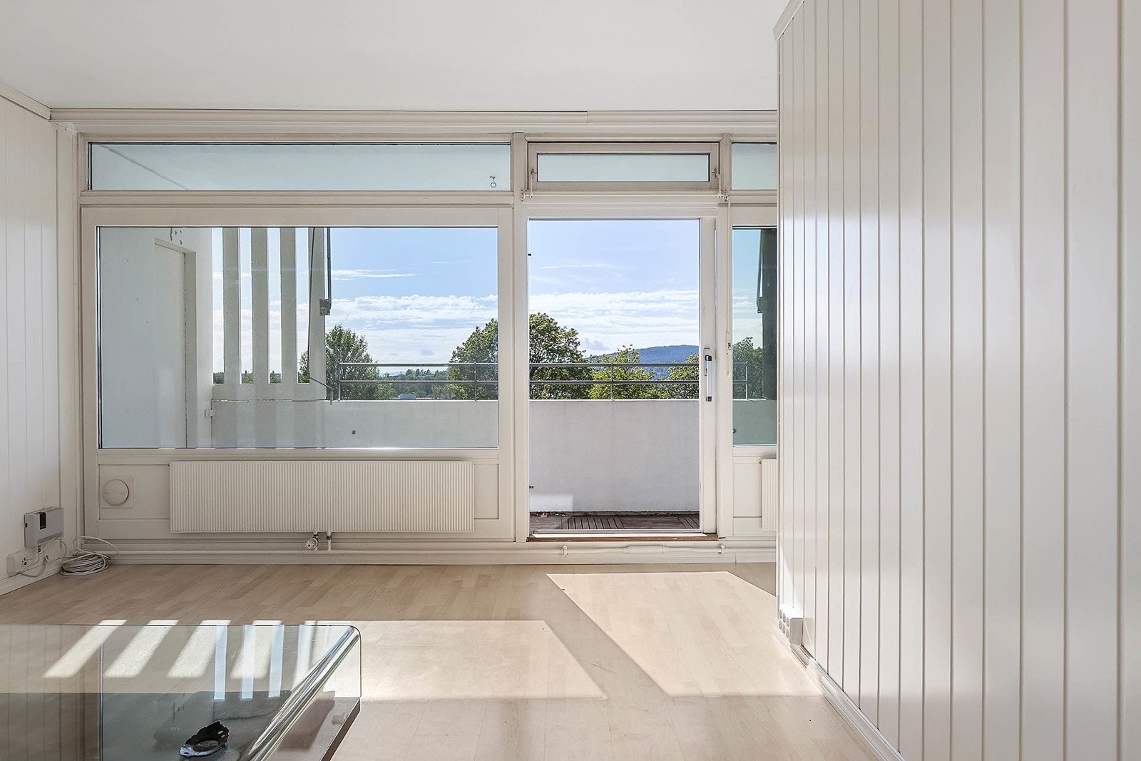 Stuen har store vindusflater som gir godt med naturlig lys. Galleribilde