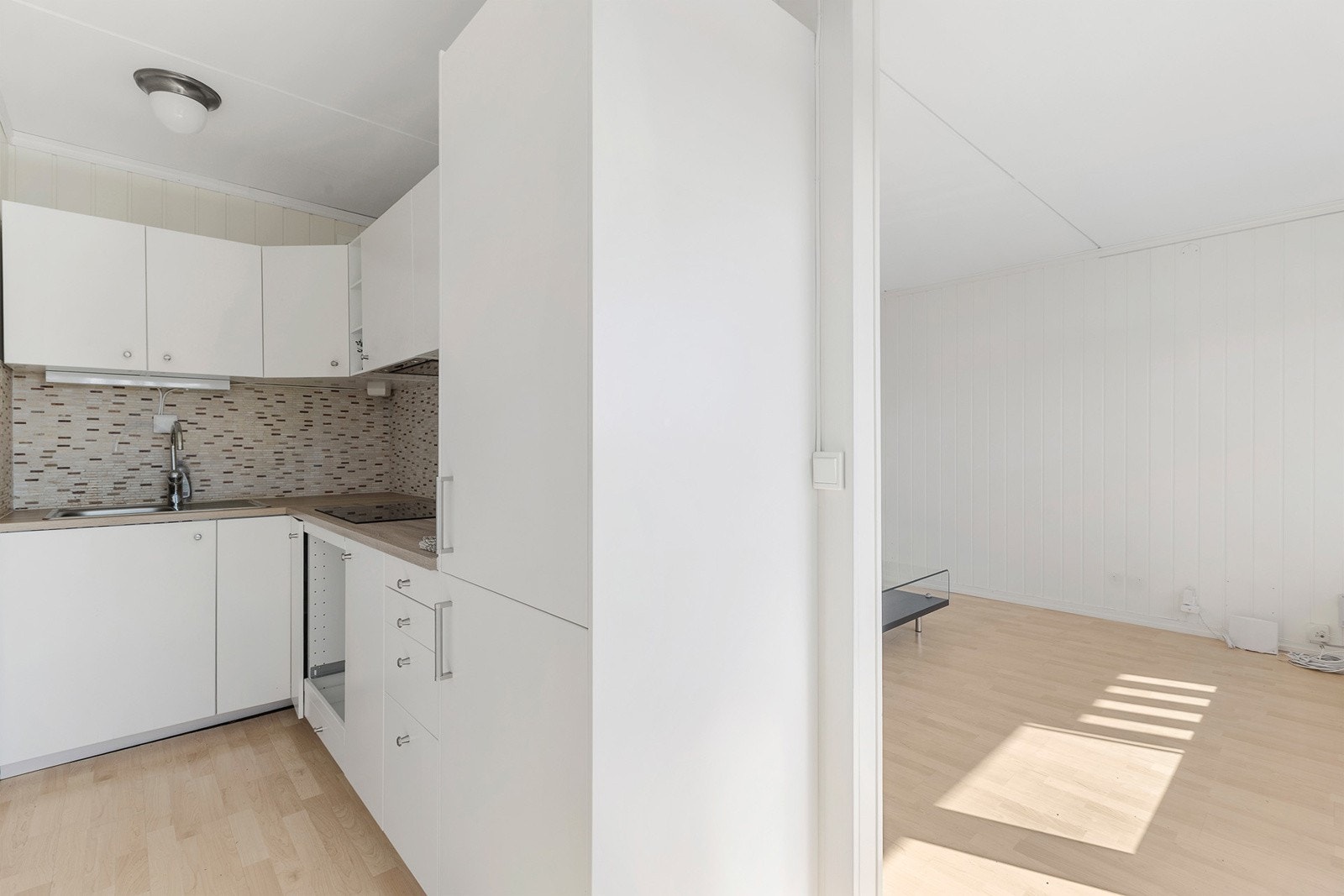 Kjøkkenet har godt med benke- og skapplass Galleribilde