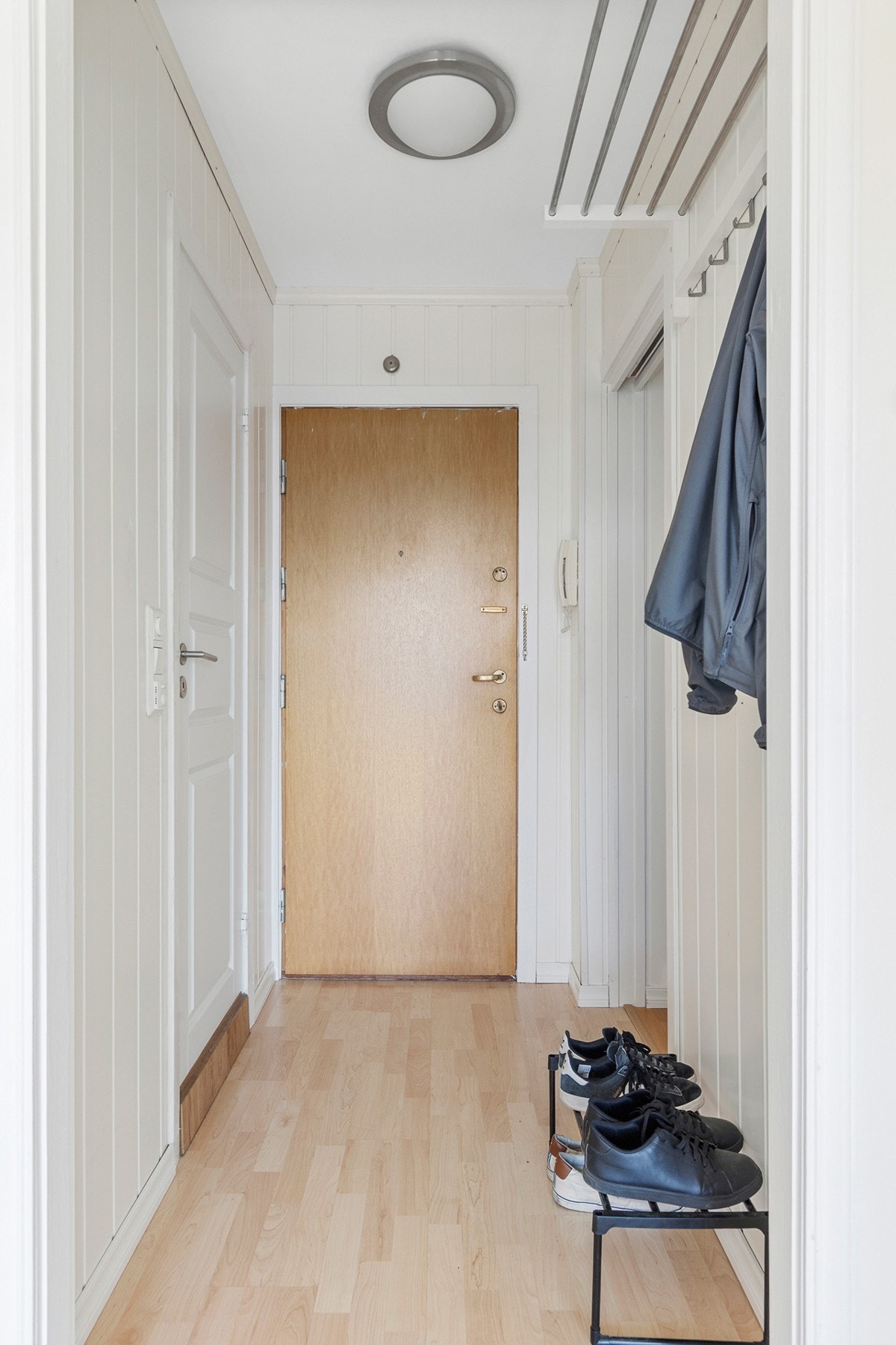 Entréen har plass til å henge fra seg yttertøy og sette fra seg sko. Galleribilde
