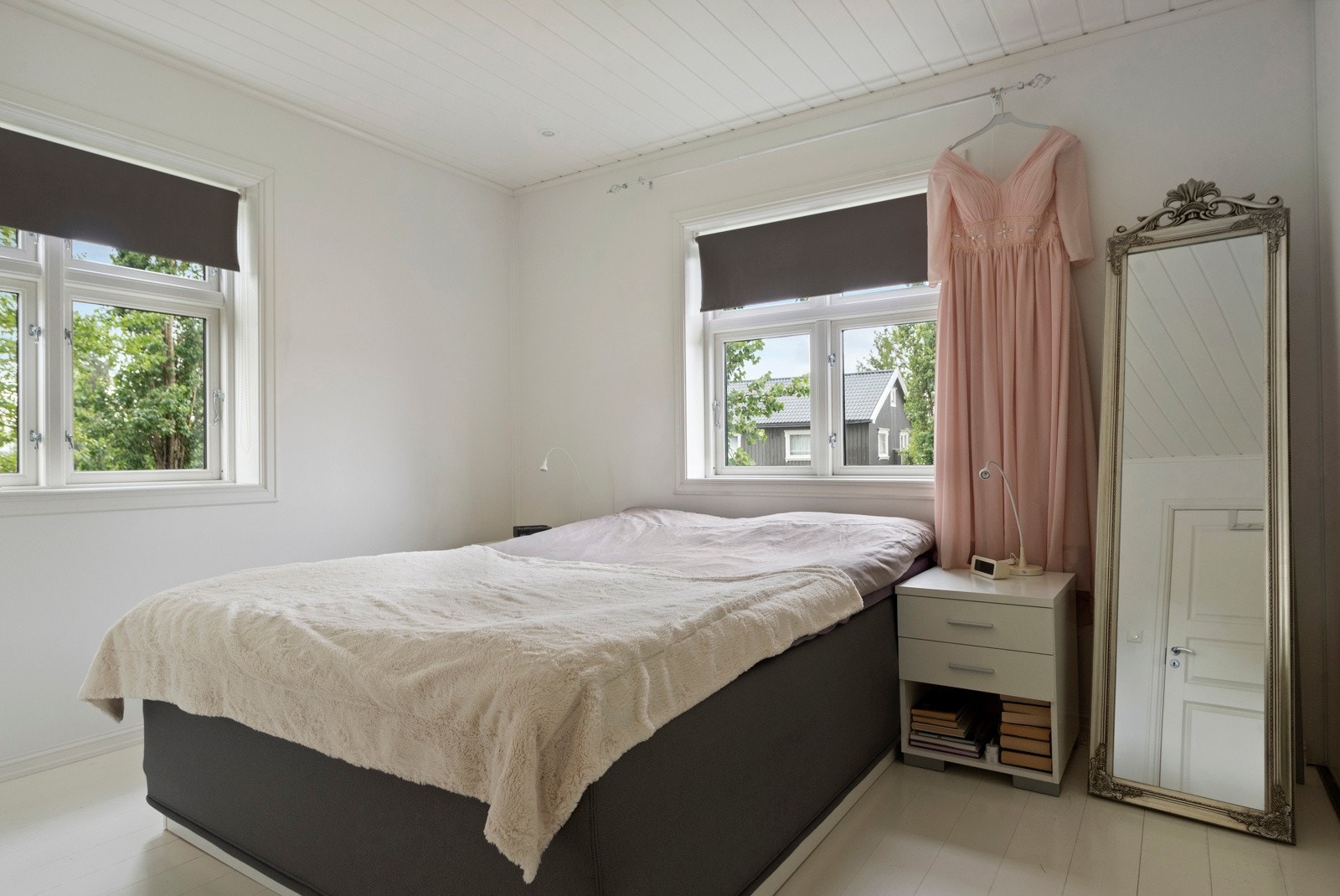 Det er hele 5 soverom i boligen, ett soverom i 1. etasje og 4 soverom i 2. etasje. Galleribilde