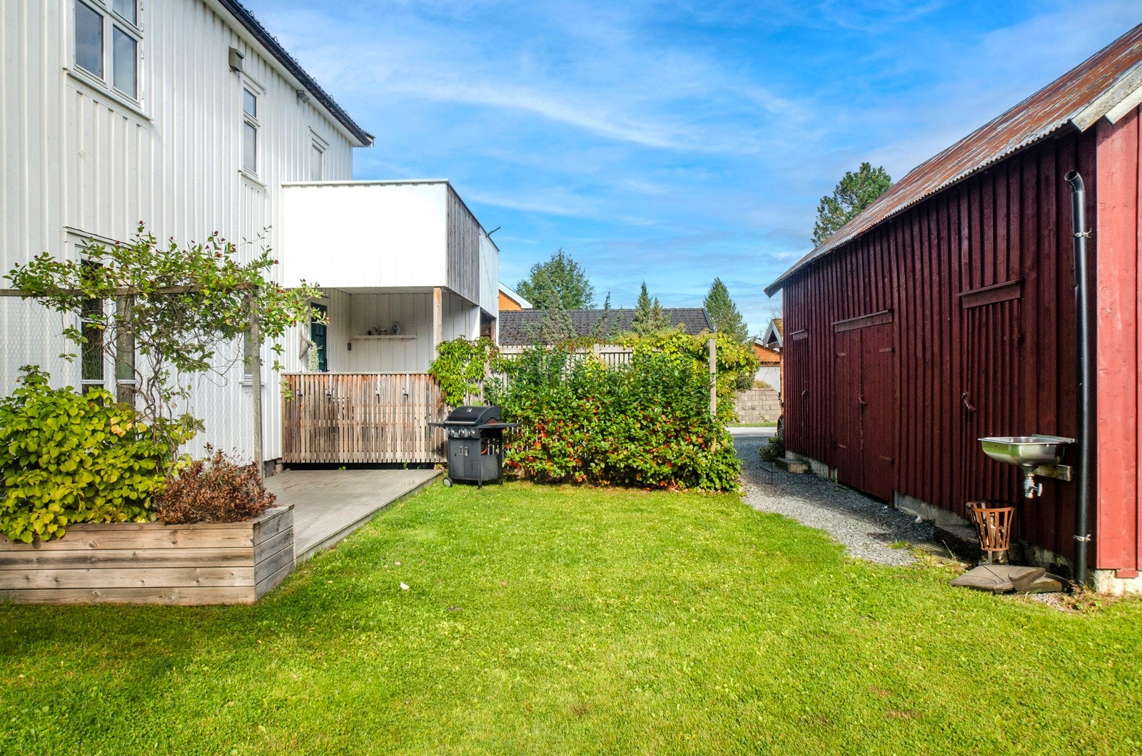 Selve huset har planløsning over 2 fulle etasjer, kjeller og loft. I tillegg er det oppført et eldre uthus / garasje med høy bruksverdi. Galleribilde