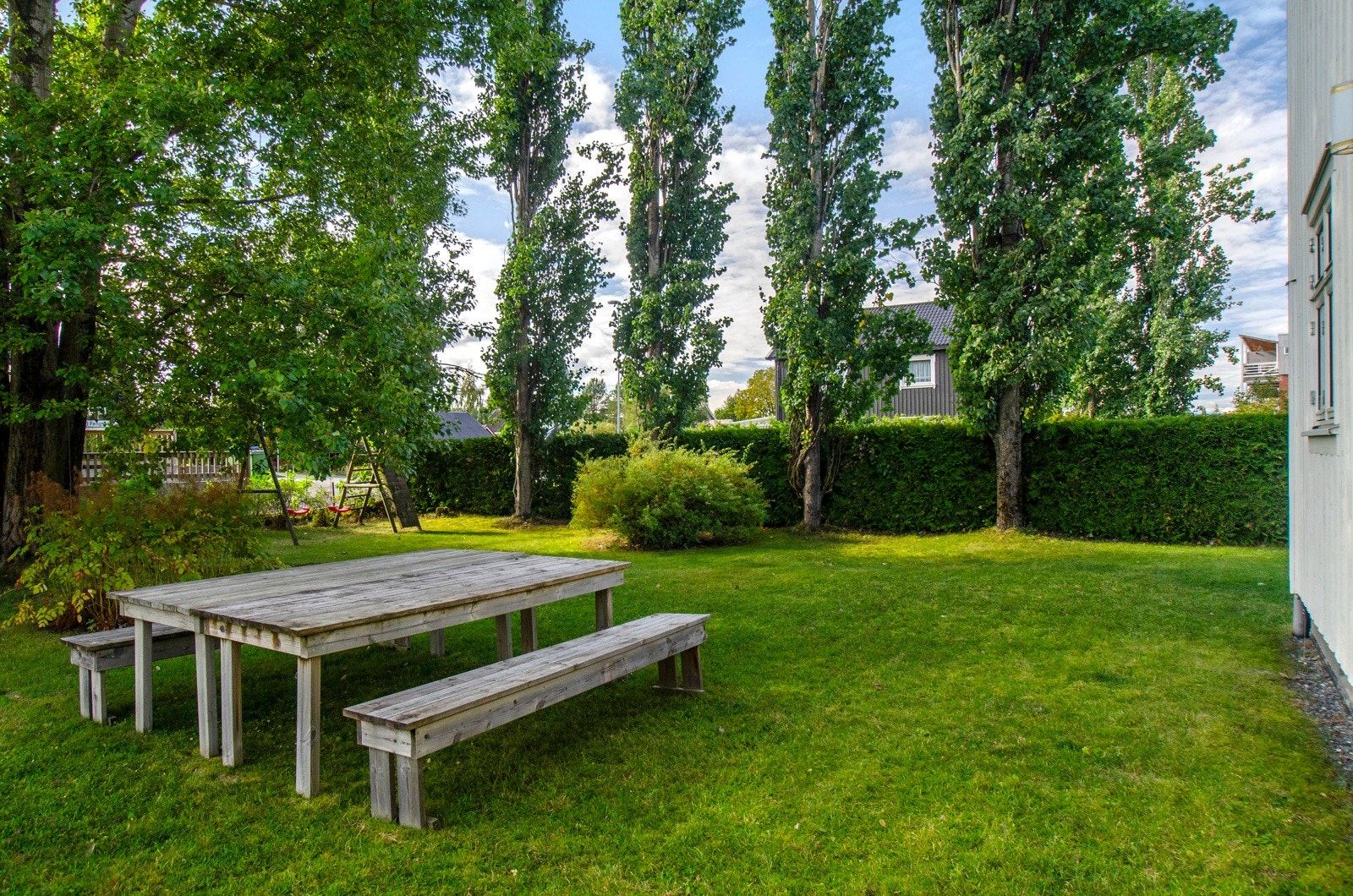 Romslig, flat og lettstelt tomt på 1039m². Galleribilde