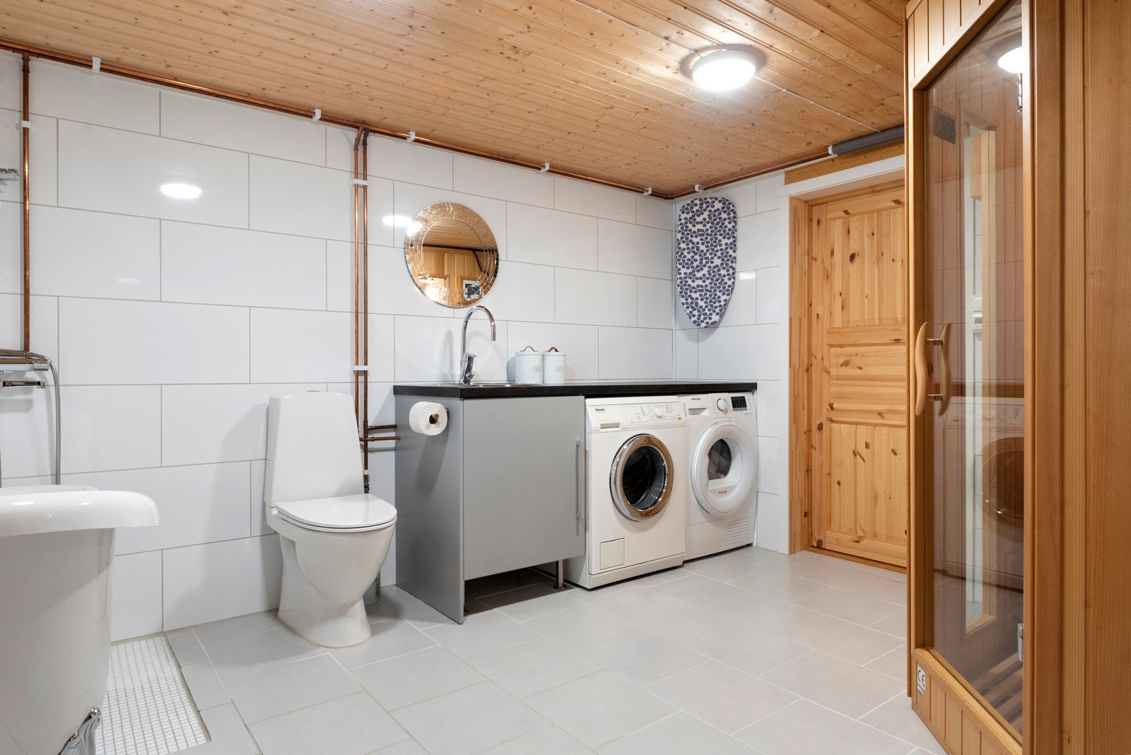 Kjelleren inneholder vaskerom/bad med badstu, teknisk rom og boder. Galleribilde