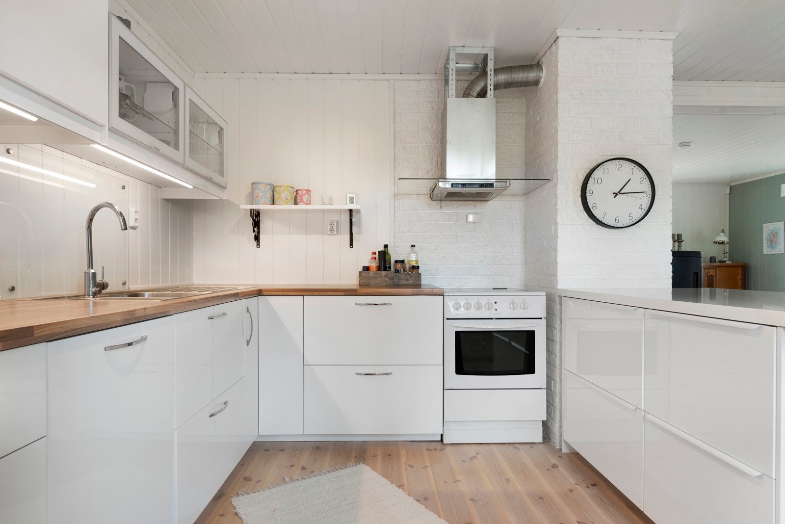 God benkeplass og installert kjøkkenøy. Galleribilde