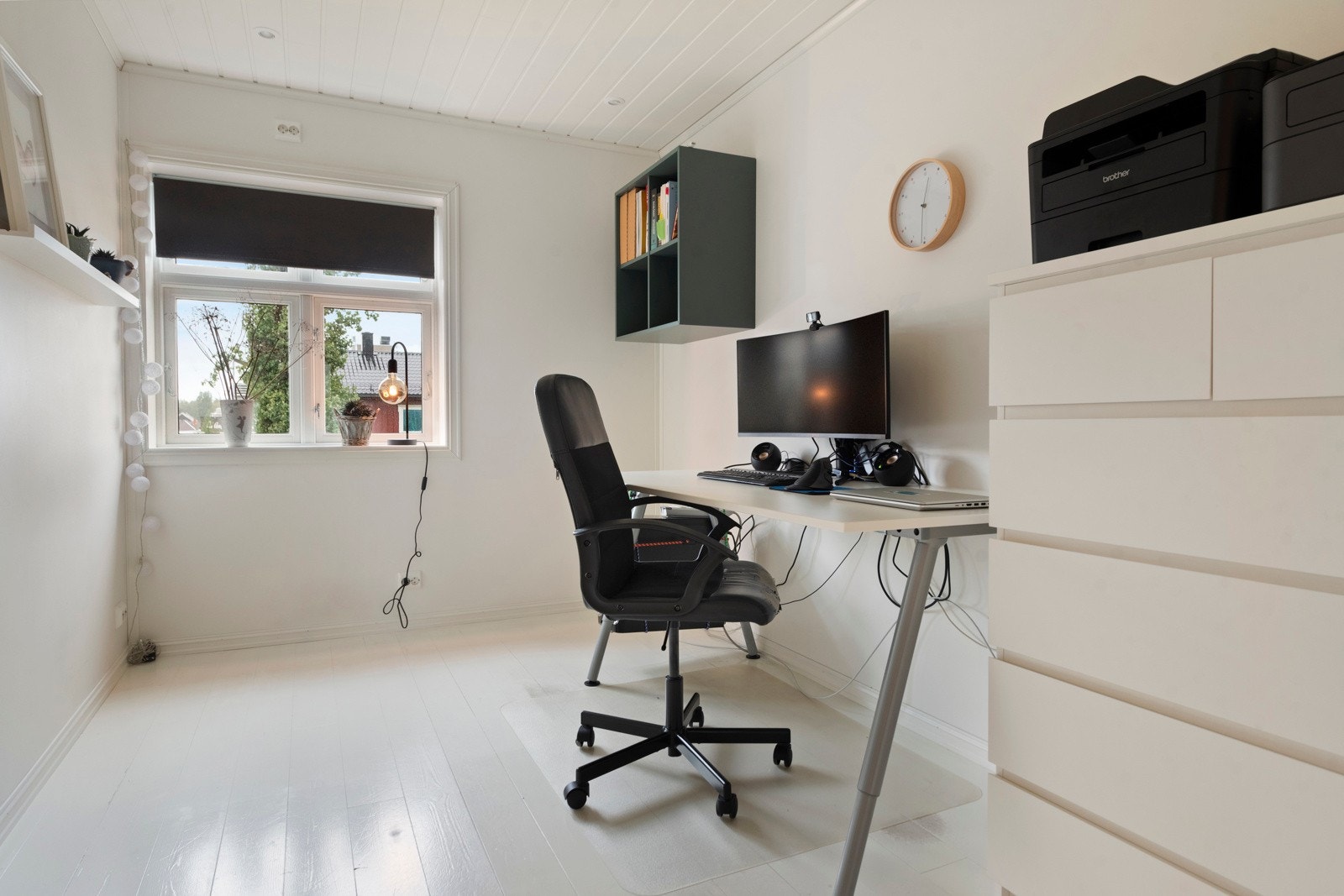 God plass til både seng, kontorpult og garderobe på alle soverommene. Galleribilde