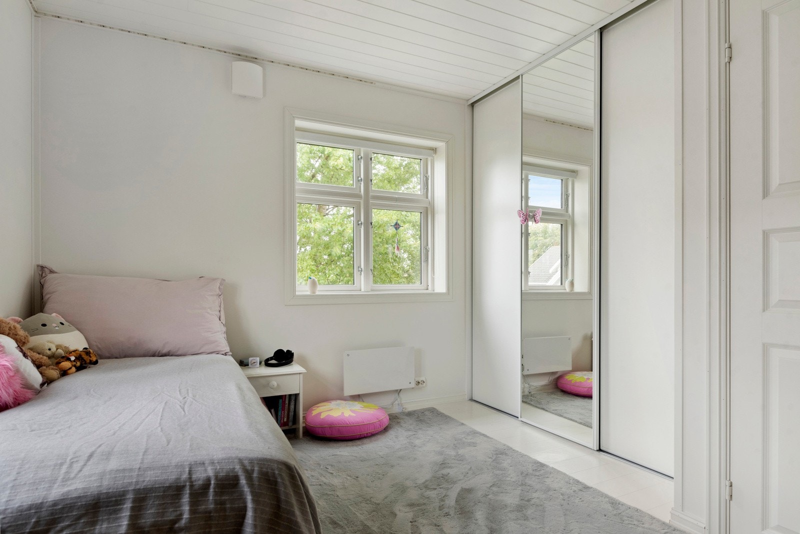 Romslig skyvedørsgarderobe medfølger handelen på 2 av soverommene. Galleribilde