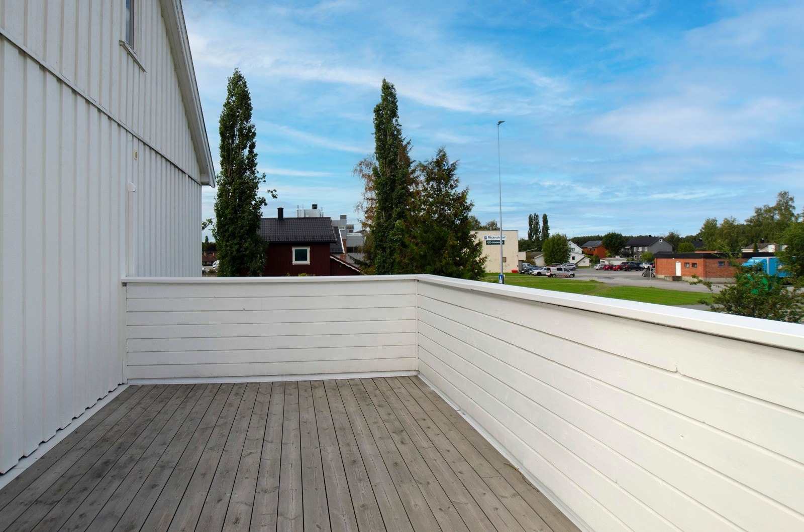 Utgang til romslig terrasse fra gang/trapperom i 2. etasje. Galleribilde