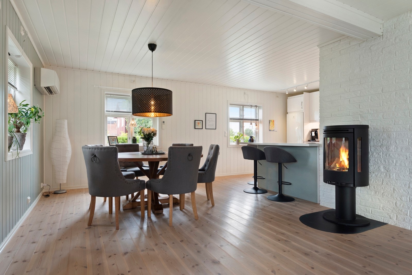 Ny kledning, etterisolering og de fleste vinduer fra 2012. Galleribilde