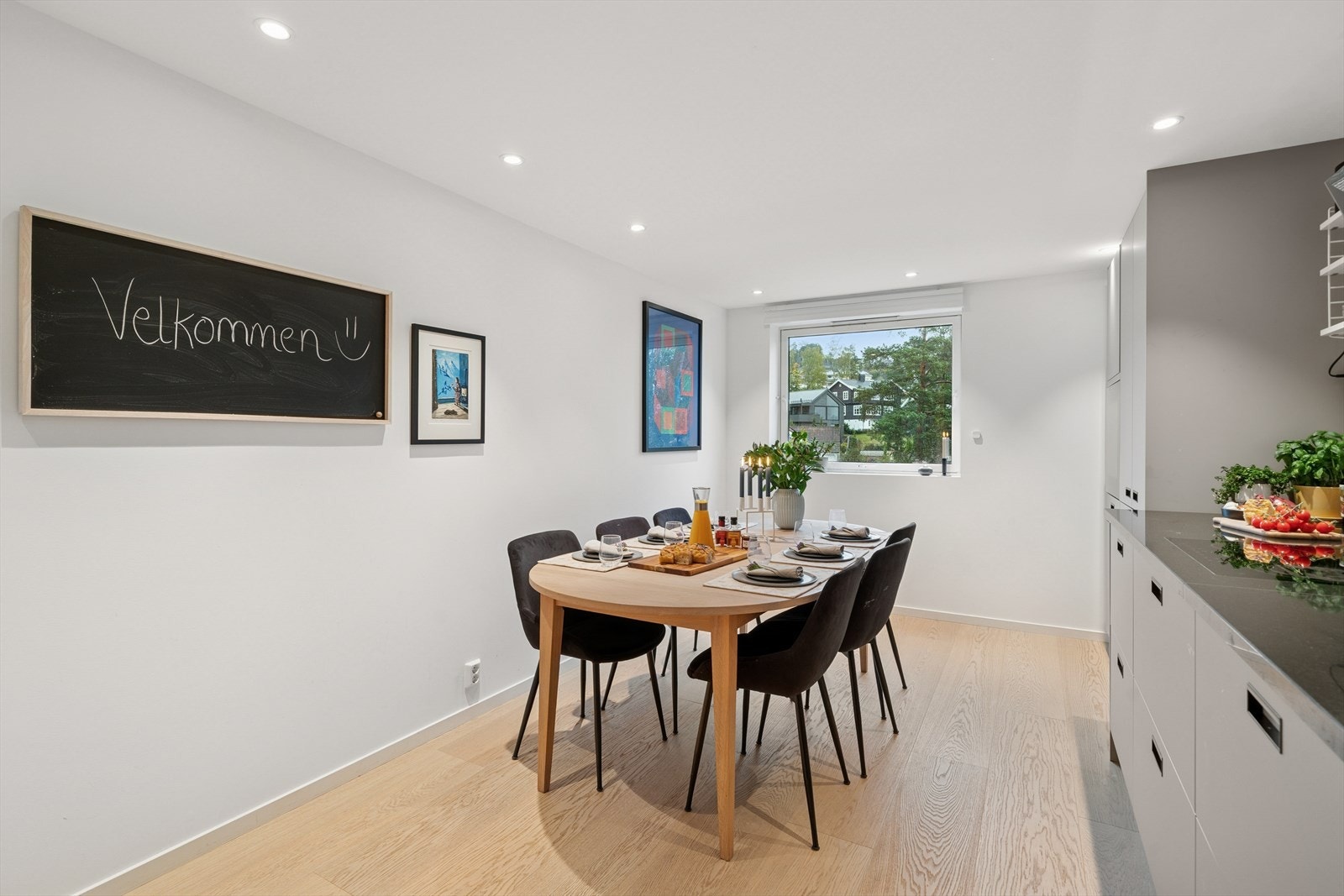 Her kan du nyte gode måltider med hyggelig selskap. God plass til stort spisebord. Galleribilde