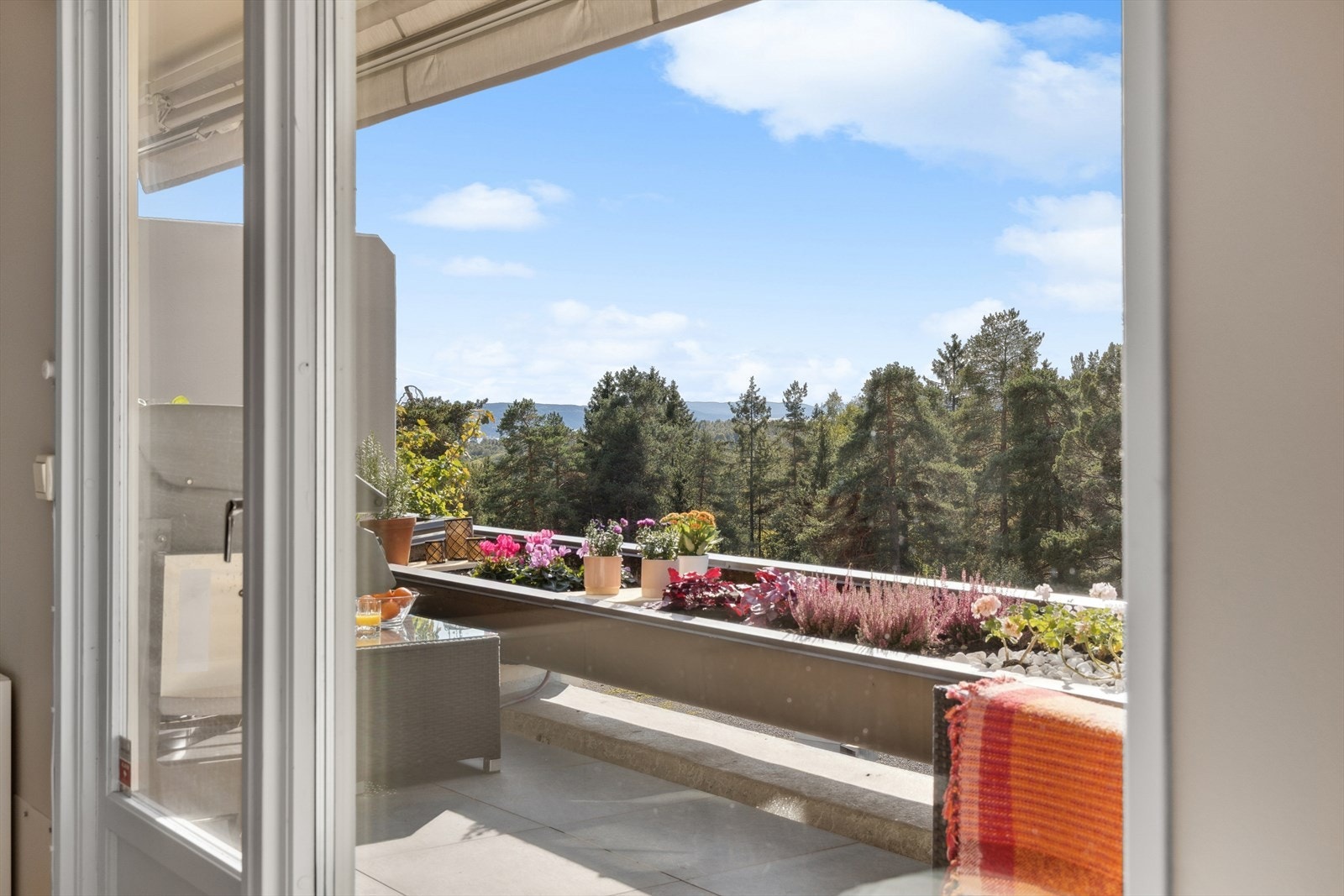 Herlig sydvestvendt terrasse med gode solforhold og flott utsikt! Galleribilde