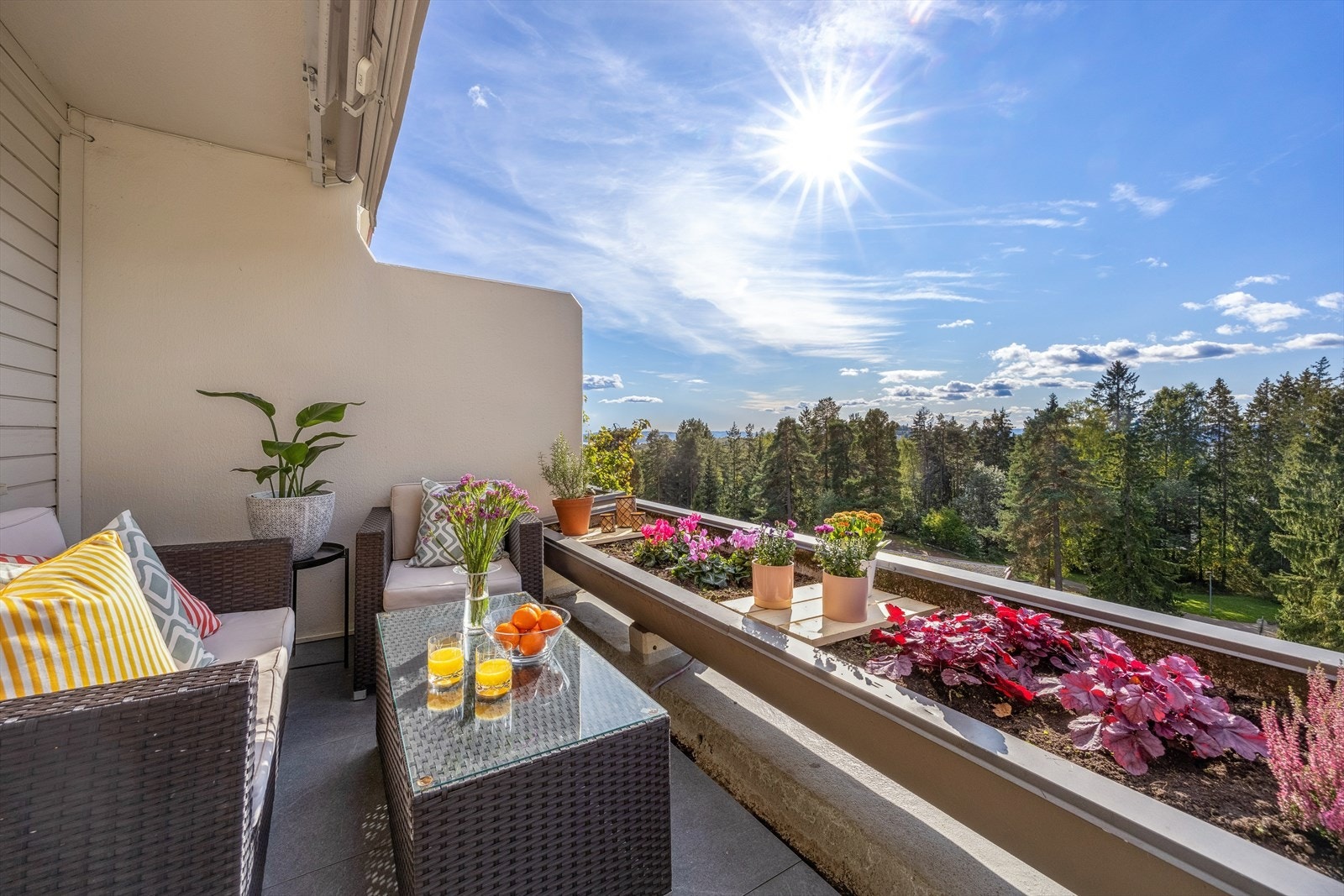 Terrassen er av god størrelse med gode muligheter til utemøblement. Galleribilde