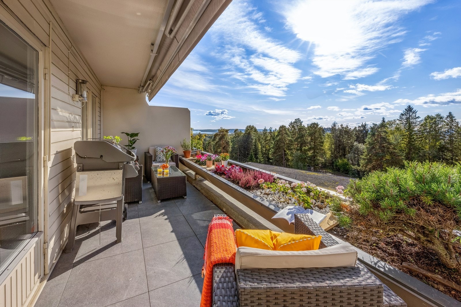 Terrassen er ca. 12 kvm og har god plass til det man skulle ønske av utemøbler (sofagruppe, grill, planter). Galleribilde