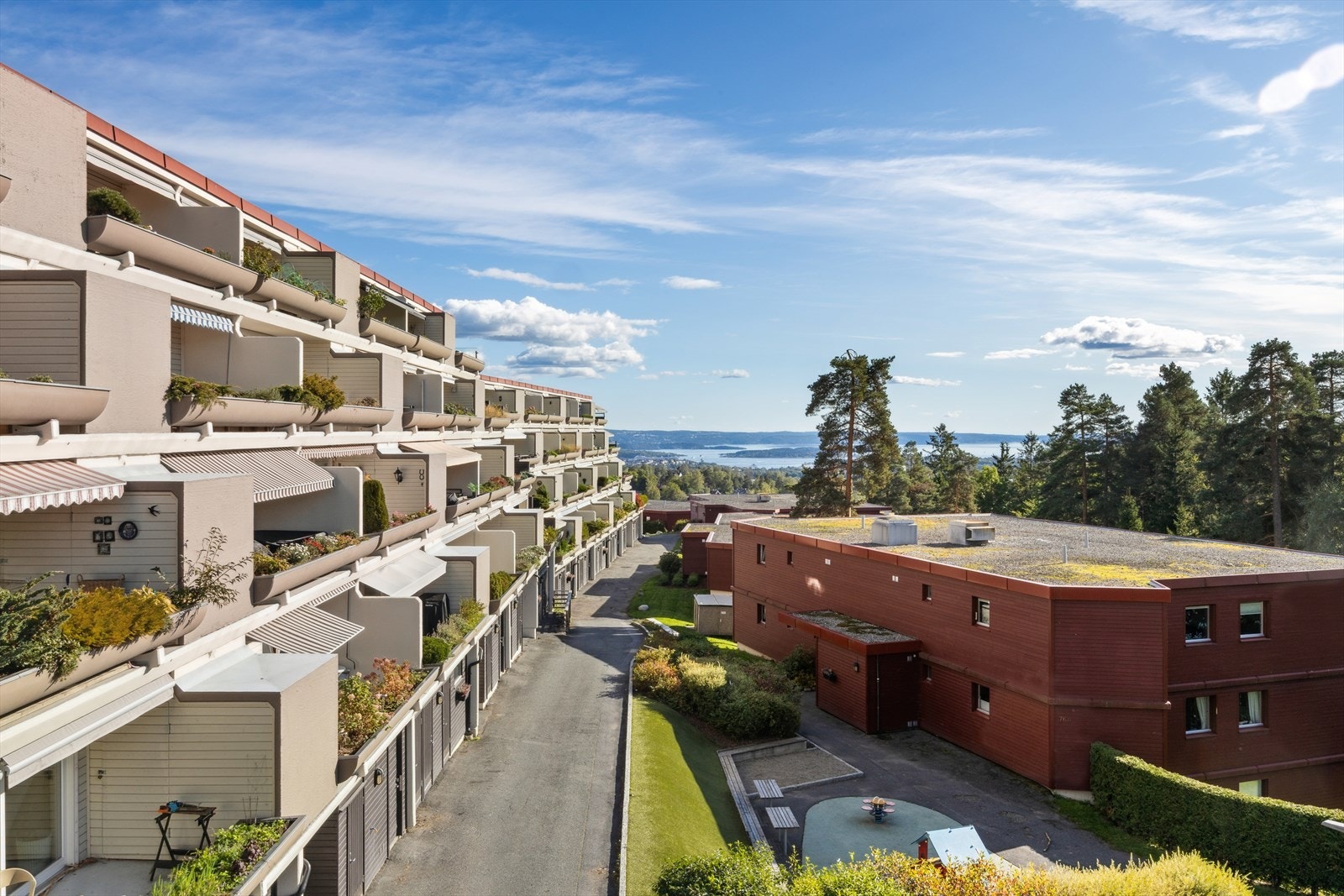 Sameiet har en veletablert beliggenhet i rolige og naturskjønne omgivelser. Garasjeplass i felles garasjeanlegg følger med i handelen. Galleribilde