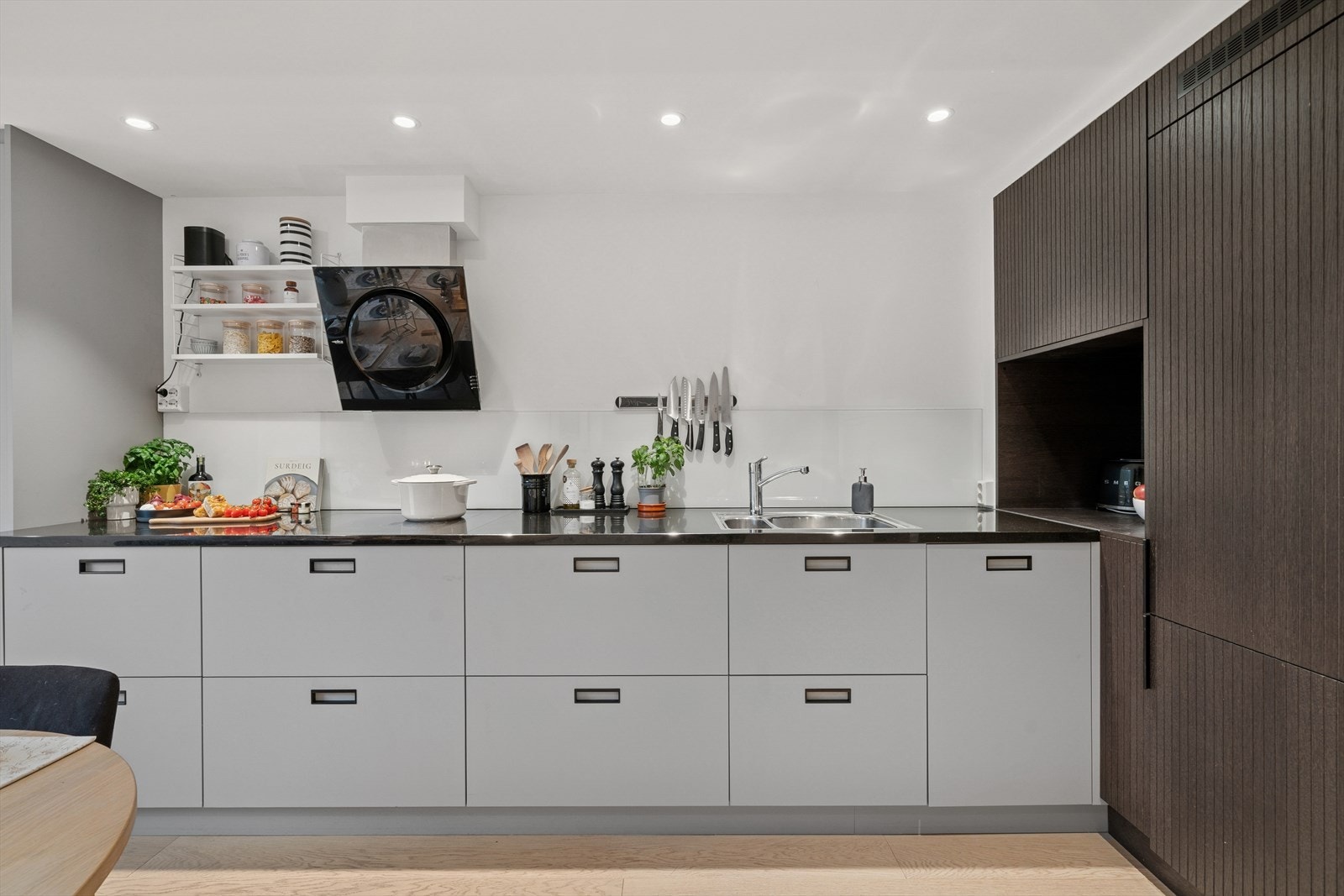 KVIK kjøkkenet har innredning med glatte fronter fra 2023. Skrogene er fra 2008. Naturstein benkeplate med nedfelt oppvaskkum i rustfritt stål.
Integrert stekeovn, induksjonstopp, kjøl/frys og oppvaskmaskin. Galleribilde