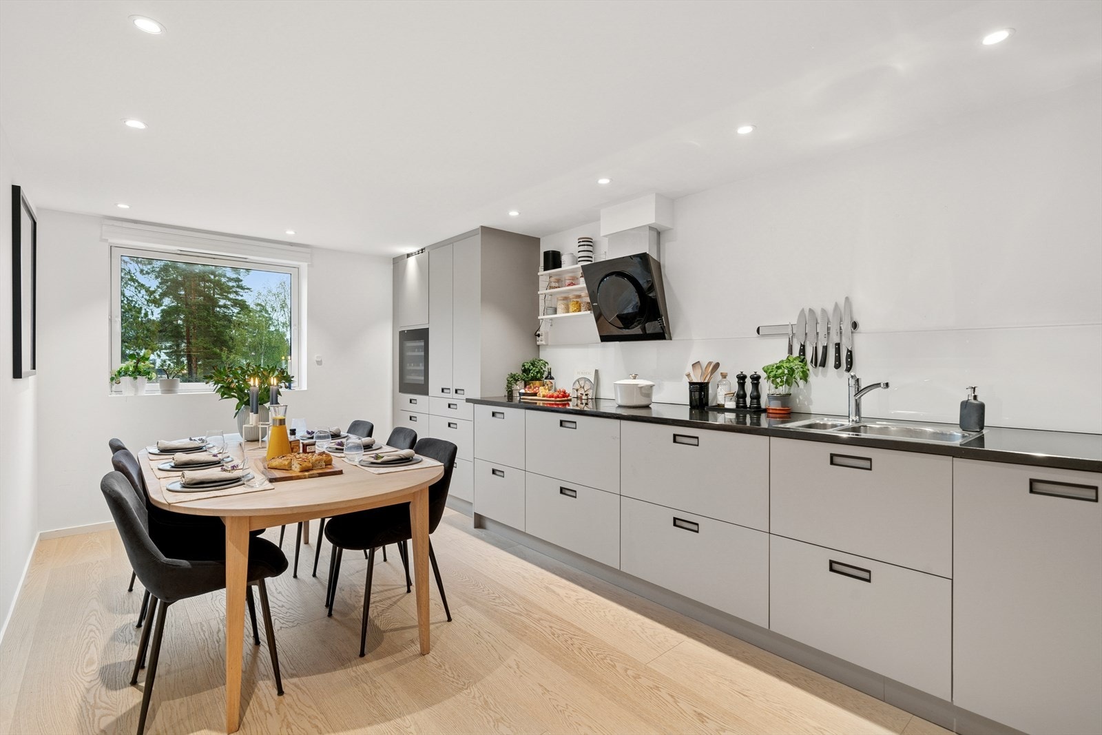 Meget god skap- og benkeplass. Påkostet KVIK kjøkken fra 2008/2023 med påkostet hvitevarer. Galleribilde