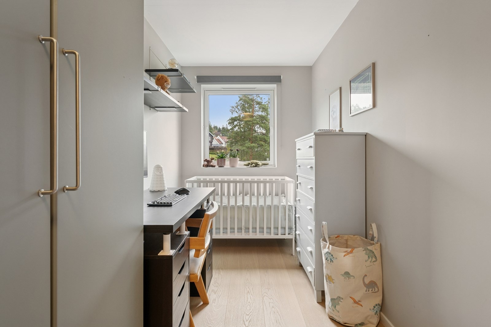 Boligens andre soverom egner seg ypperlig som barnerom, gjesteværelse eller hjemmekontor. Galleribilde