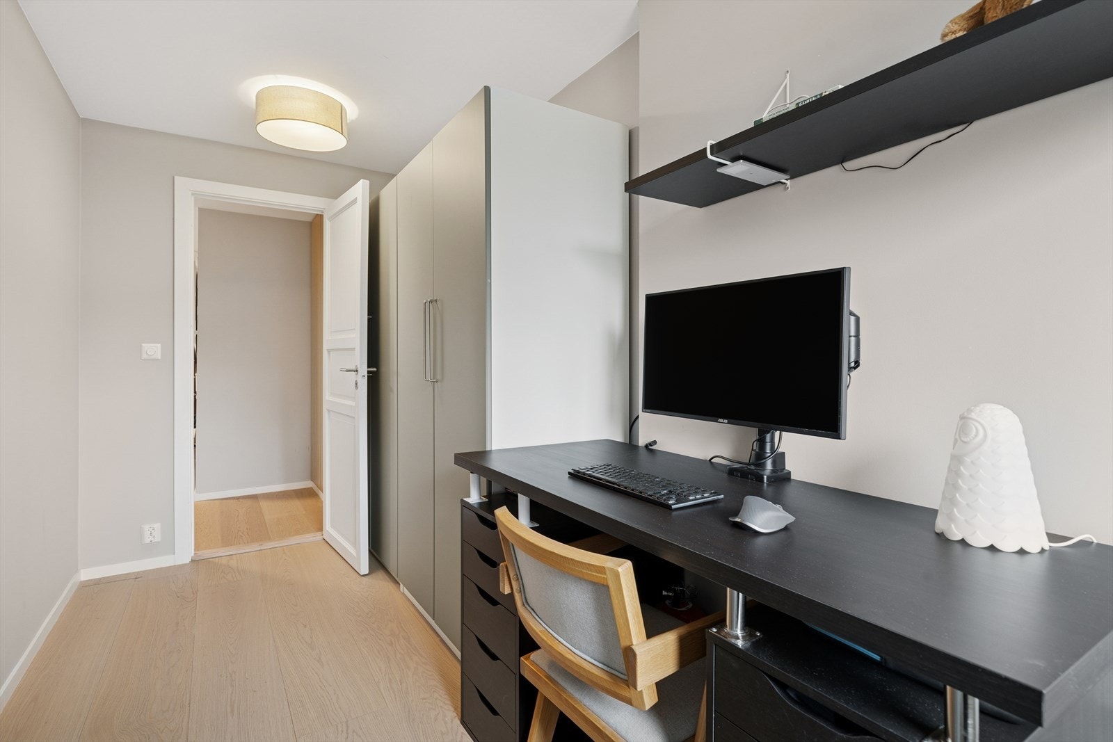 Soverommet har god plass til skrivebord. Galleribilde