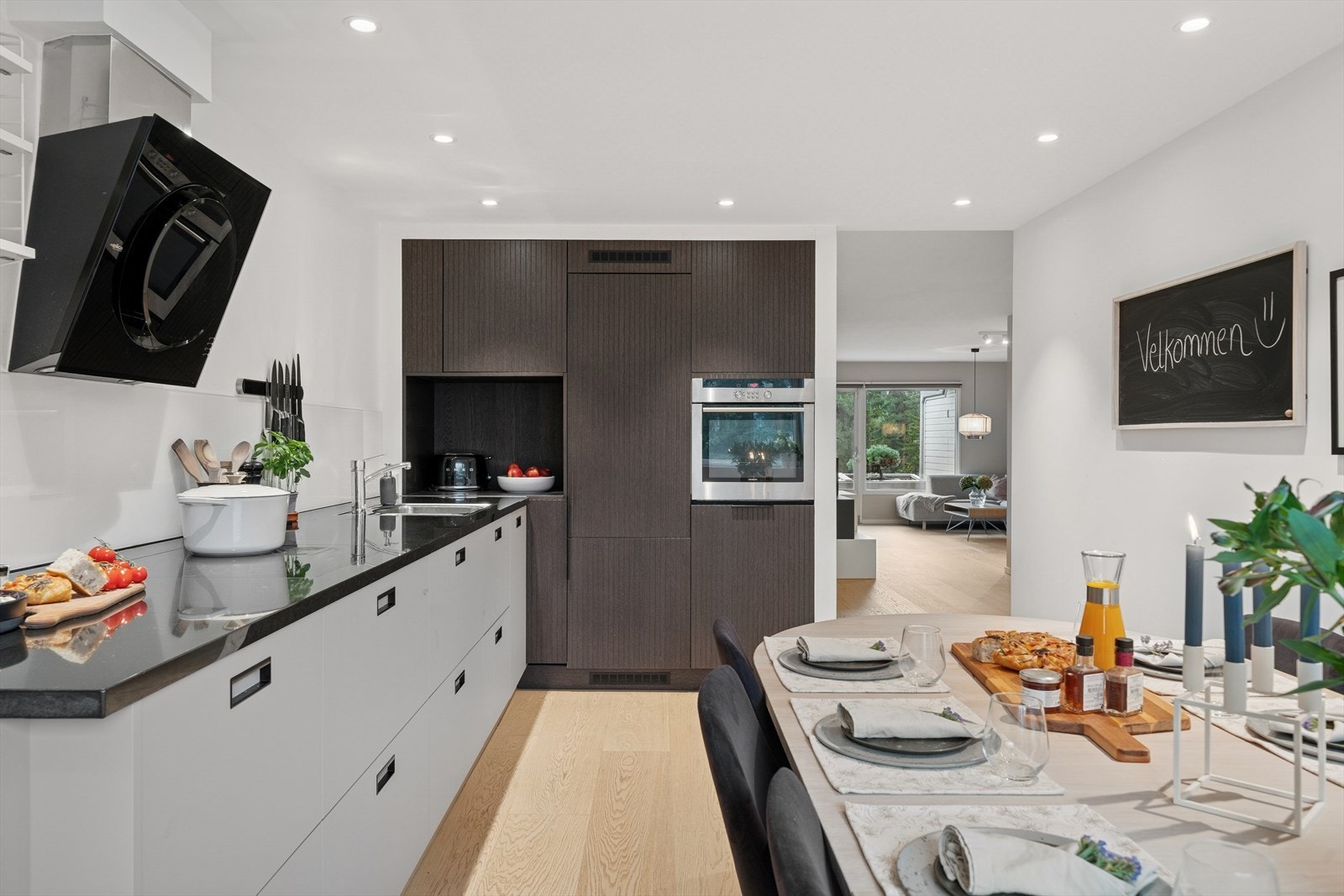 Leilighetens kjøkken er holdt separat fra stuen med god plass til matlaging. Galleribilde