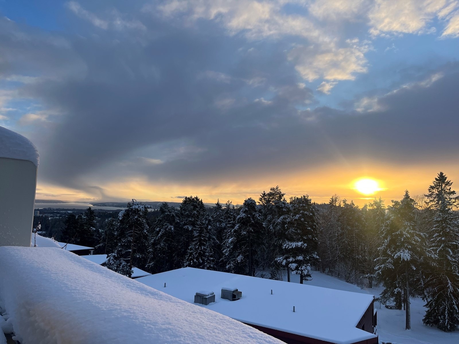 Velkommen til denne lekre toppleiligheten som befinner seg i et etablert og rolig boligområde på Kragskogen/Holmenkollen omgitt av vakker natur. Galleribilde