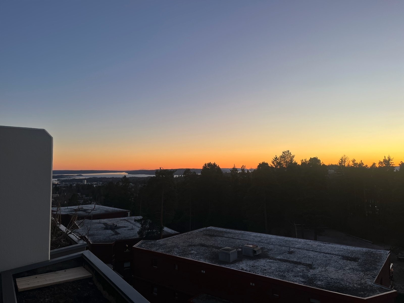 Her har man nydlige solnedganger året om. Galleribilde