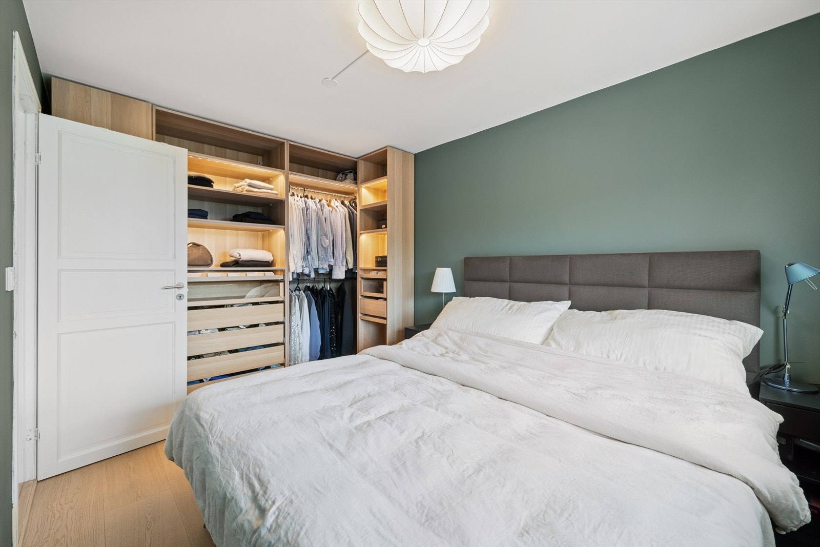 God plass til dobbeltseng. God, åpen garderobeløsning Galleribilde