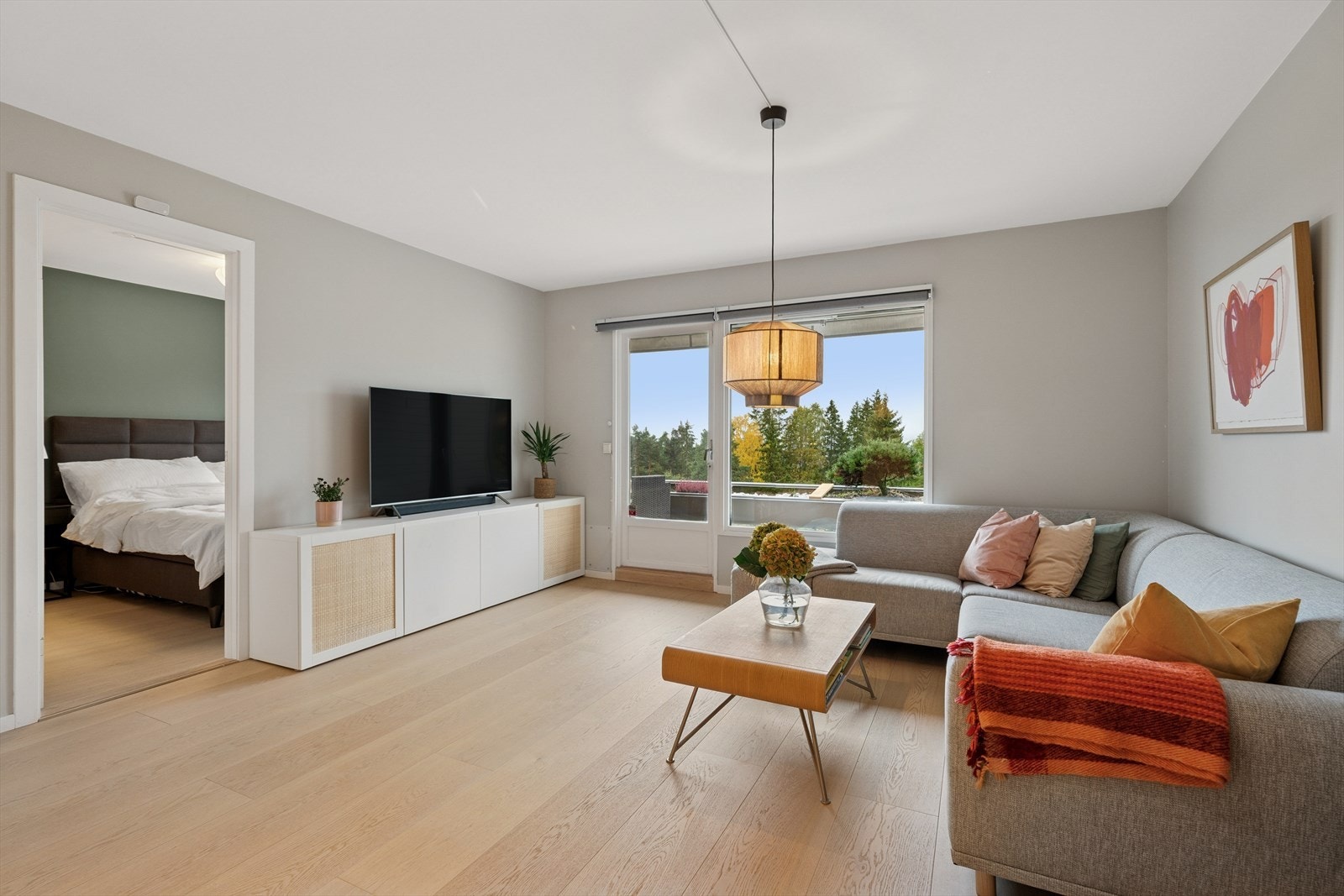 Lys og romslig stue med god plass til sofaseksjon med tilhørende møblement og TV-benk. Galleribilde