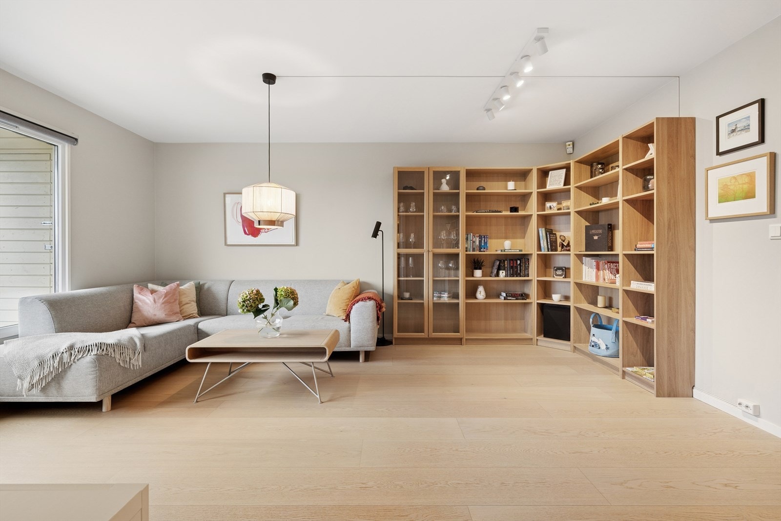 Stuen er veldig åpen og lys, med et stort vindu som gjør at mye naturlig lys slippes inn. God plass til sofagruppe. Det er også plass til spisebord istedenfor bokhyller. Galleribilde